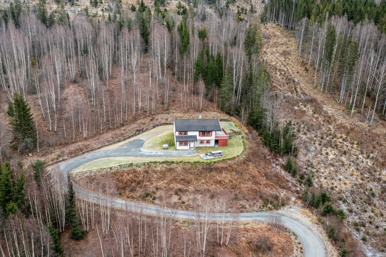 Boligen ligger flott plassert i terrenget. Galleribilde