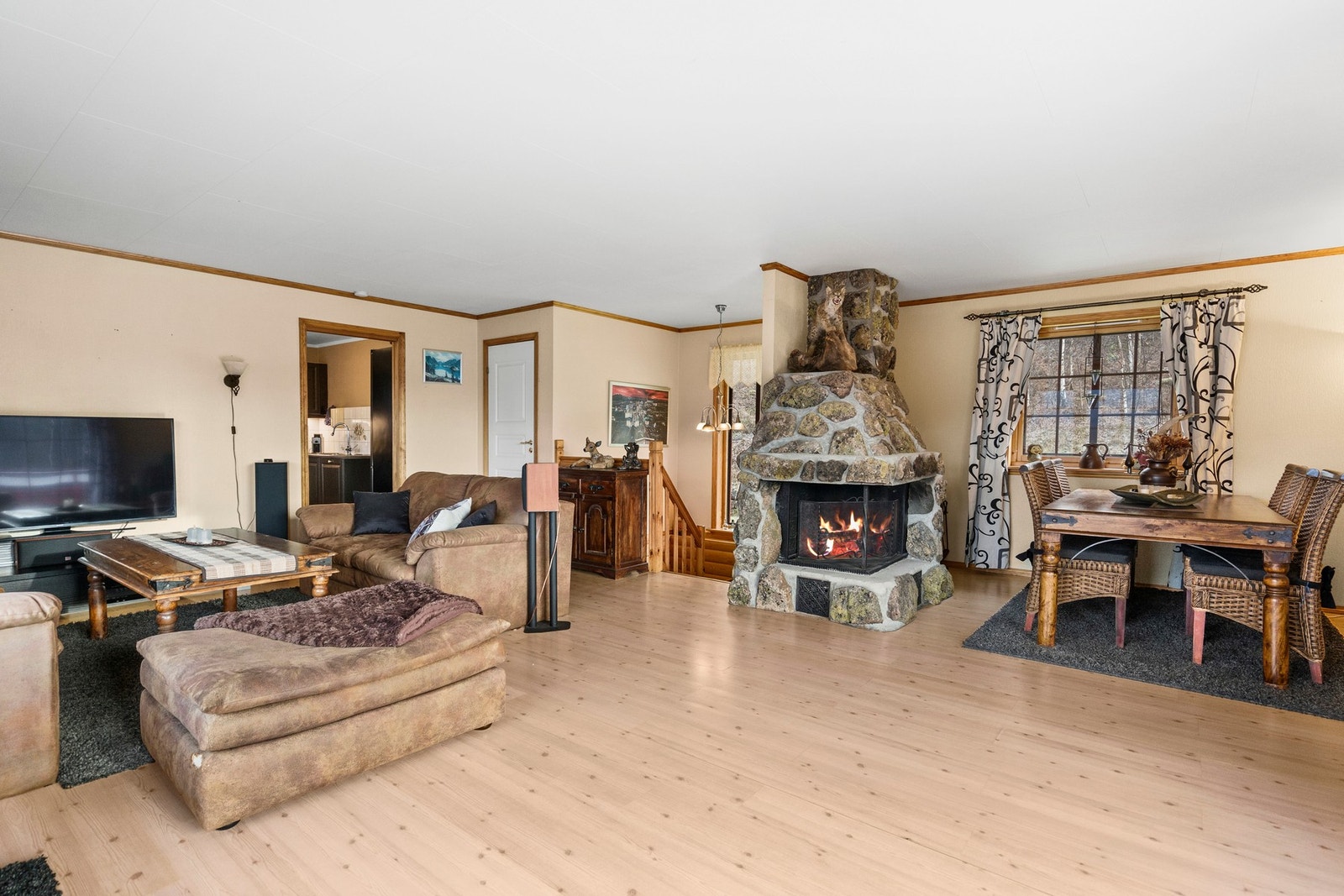 Stuen har en stor peis som gir et naturlig skille mot spisestuen. Galleribilde