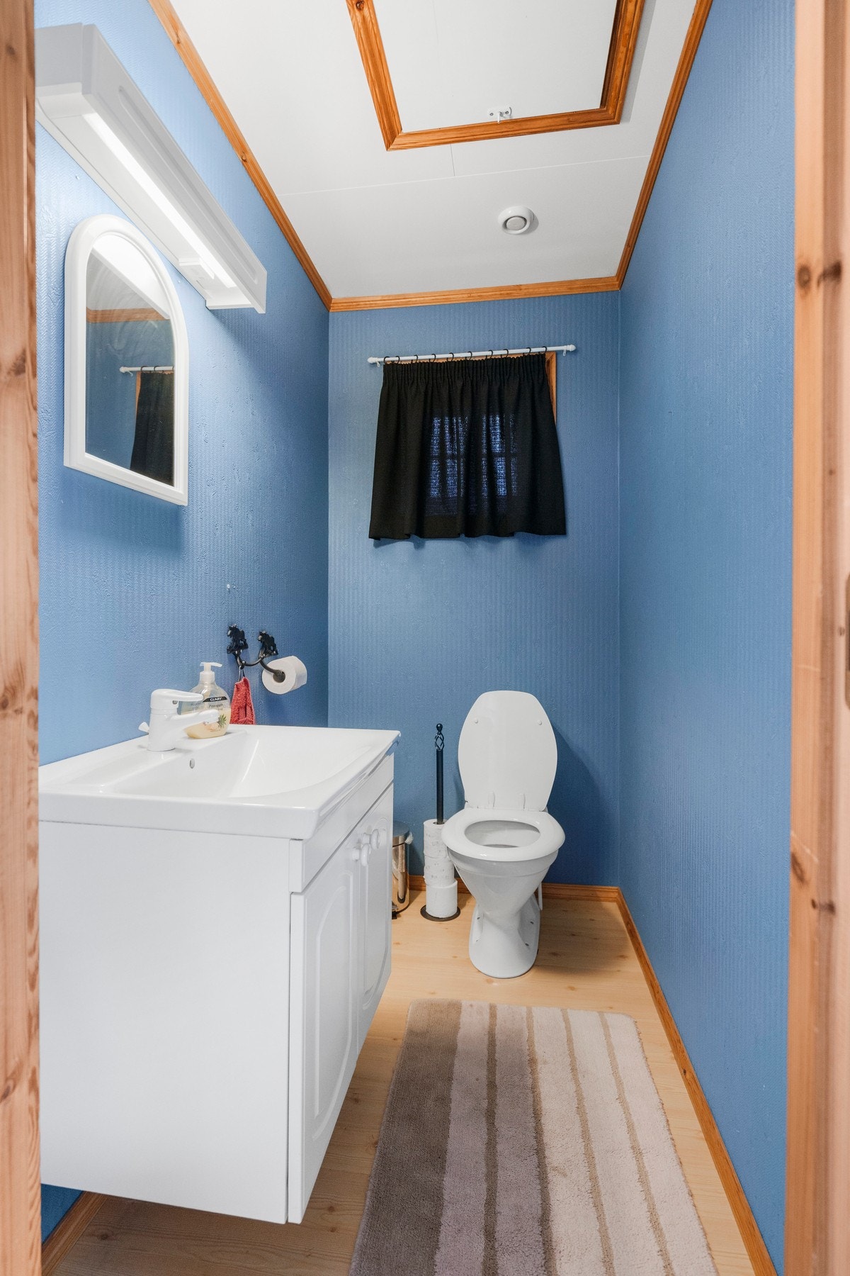 Toalettrom beliggende i hovedetasjen. Galleribilde