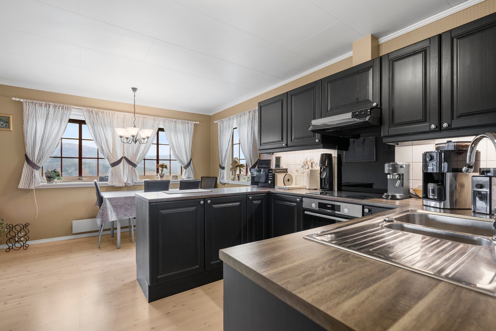 Romslig kjøkken med plass til spisebord Galleribilde