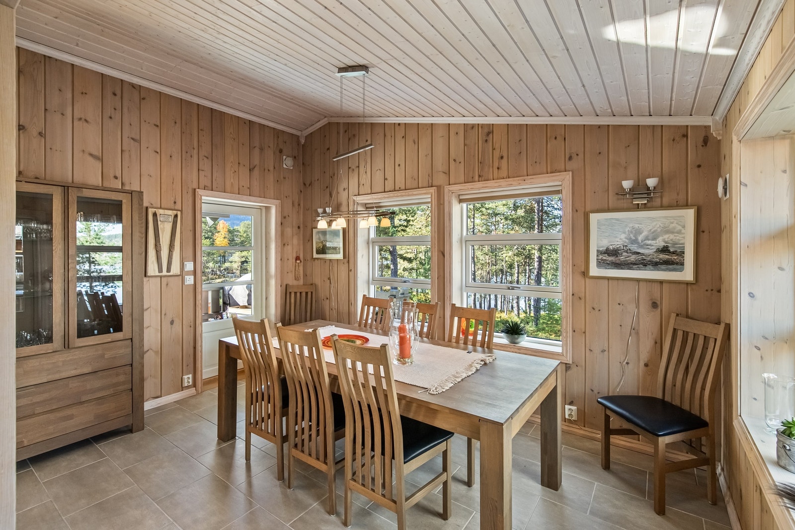 God plass til hele familien og venner rundt spisebordet Galleribilde