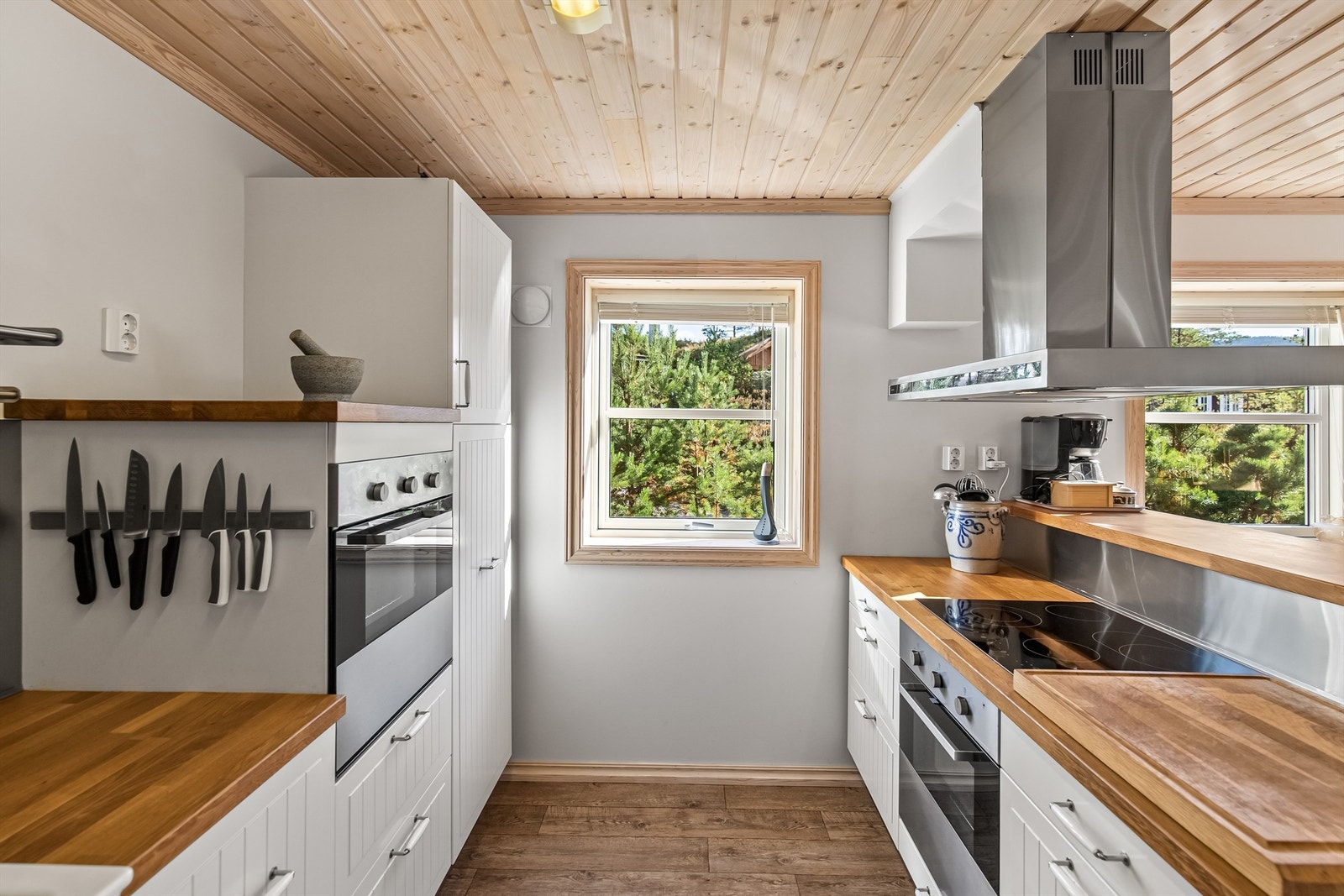 Praktisk og pent kjøkken med integrerte hvitevarer Galleribilde