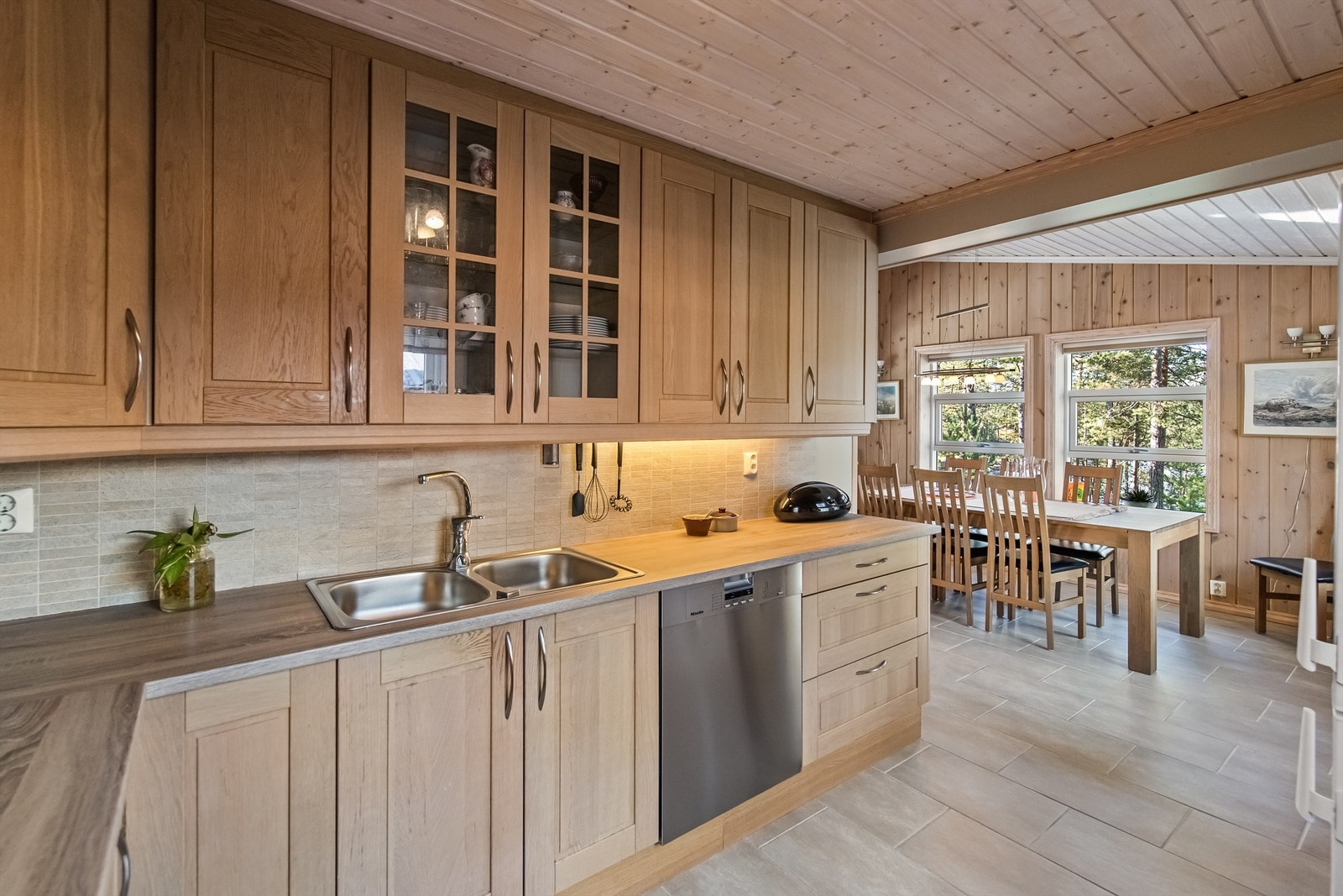 Pent og praktisk kjøkken med god arbeidsplass Galleribilde