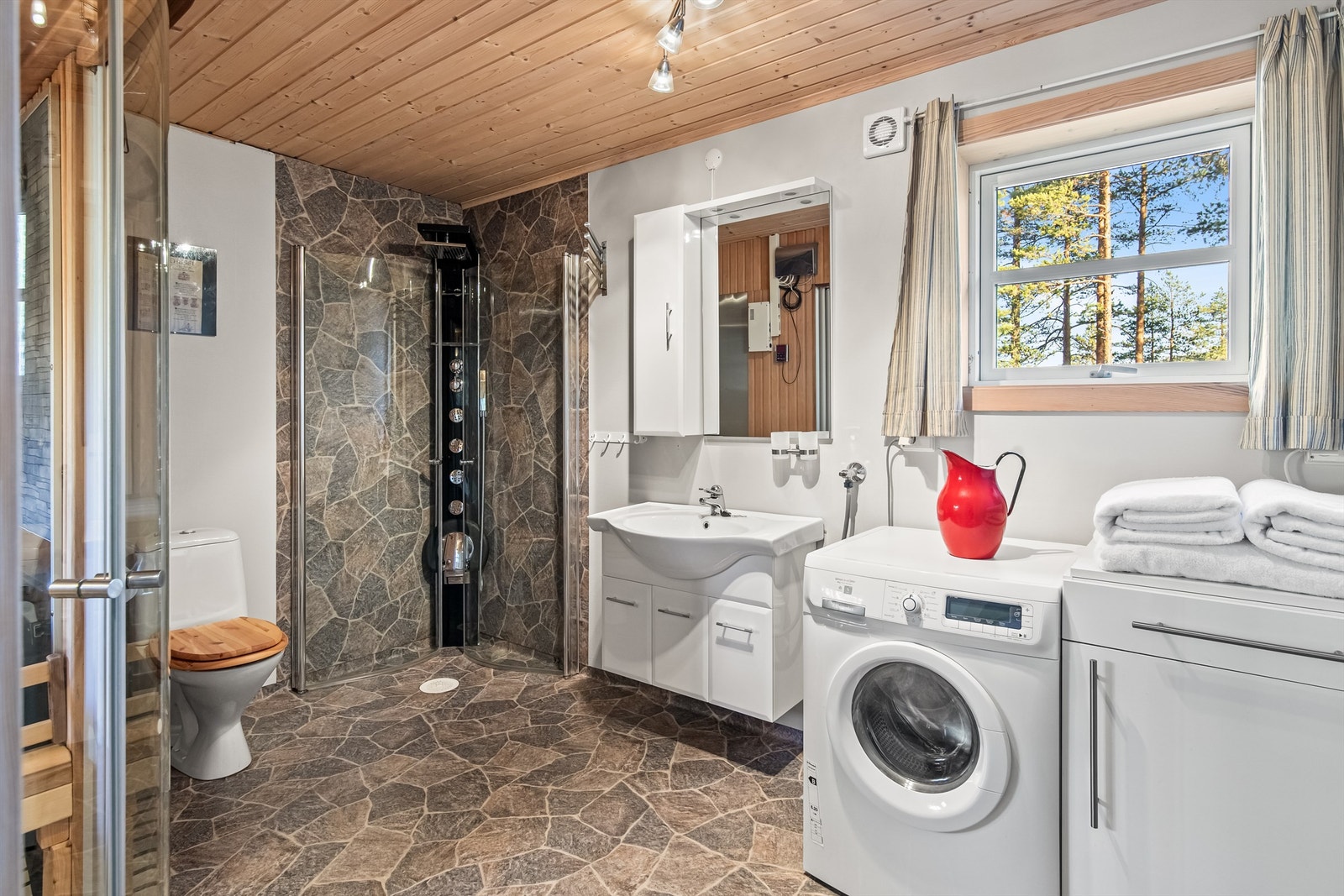 Spabad med massasjedusj og vannfall samt badstue (ikke godkjent til varig opphold) Galleribilde