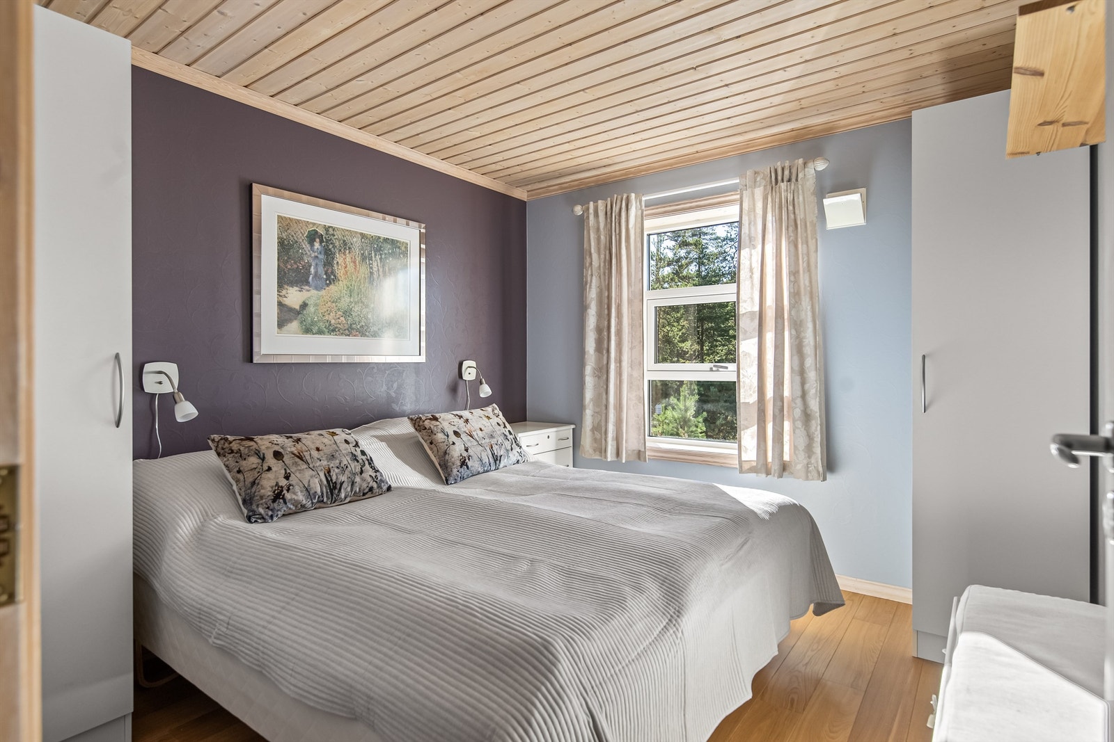 Soverom 1 i hovedetasjen med garderobeplass Galleribilde