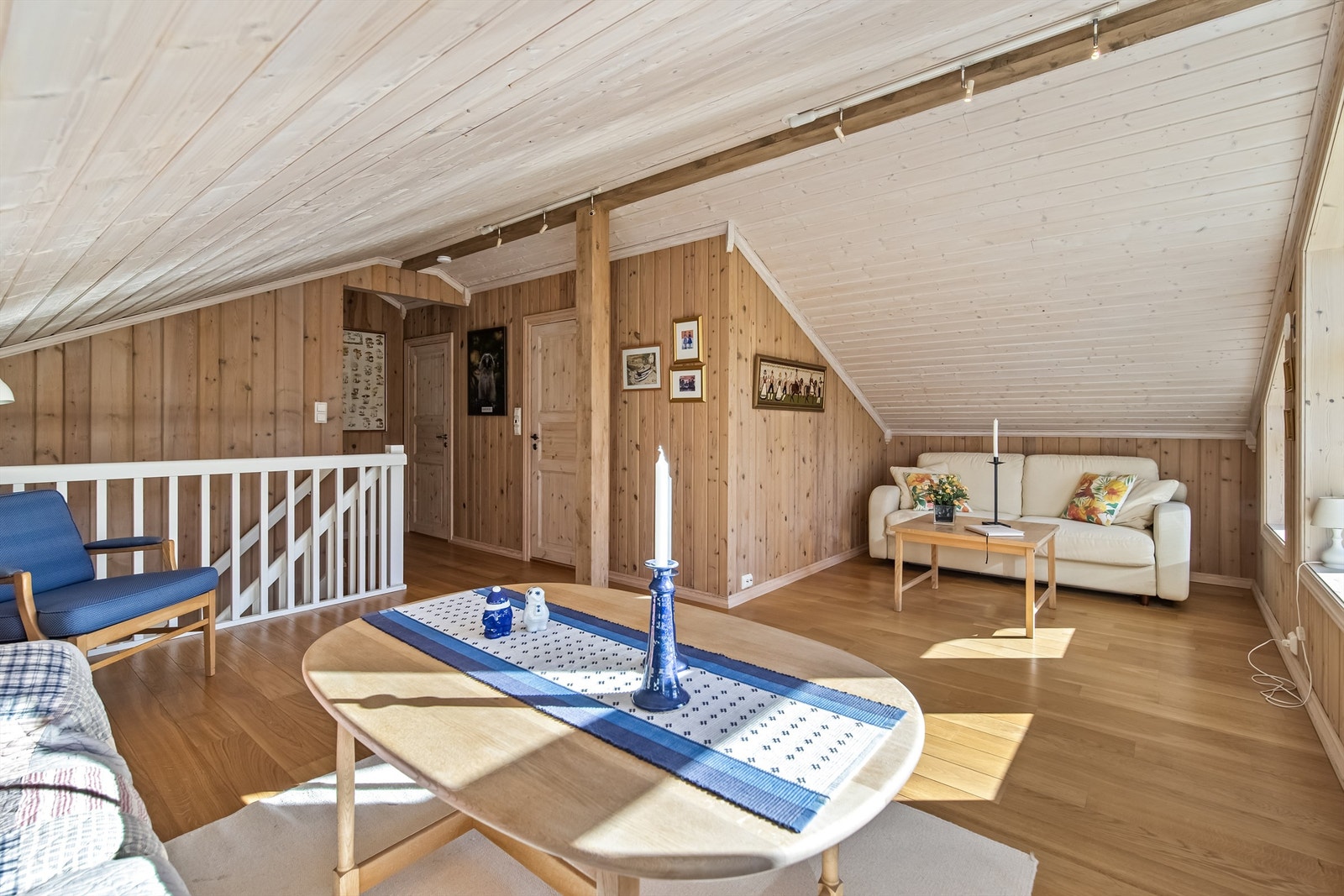 Koselig og lys loftstue i 2. etasje Galleribilde