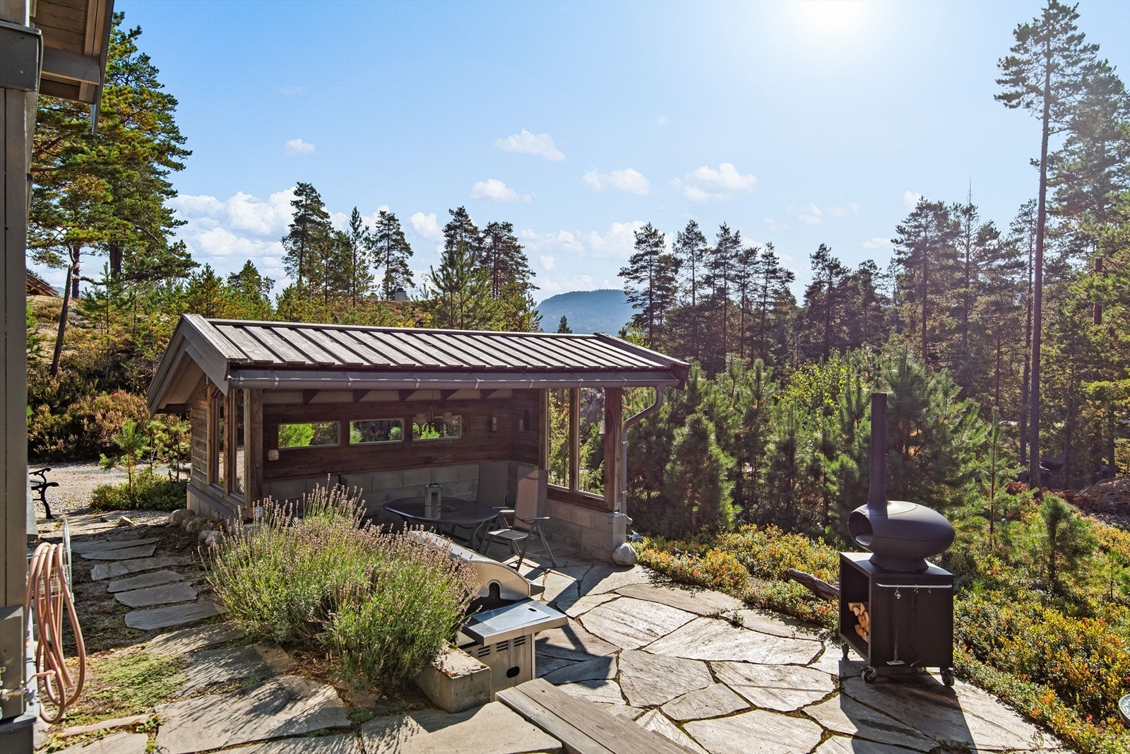 Grillbua er et sted som innbyr til lange kvelder i le av vær og vind Galleribilde