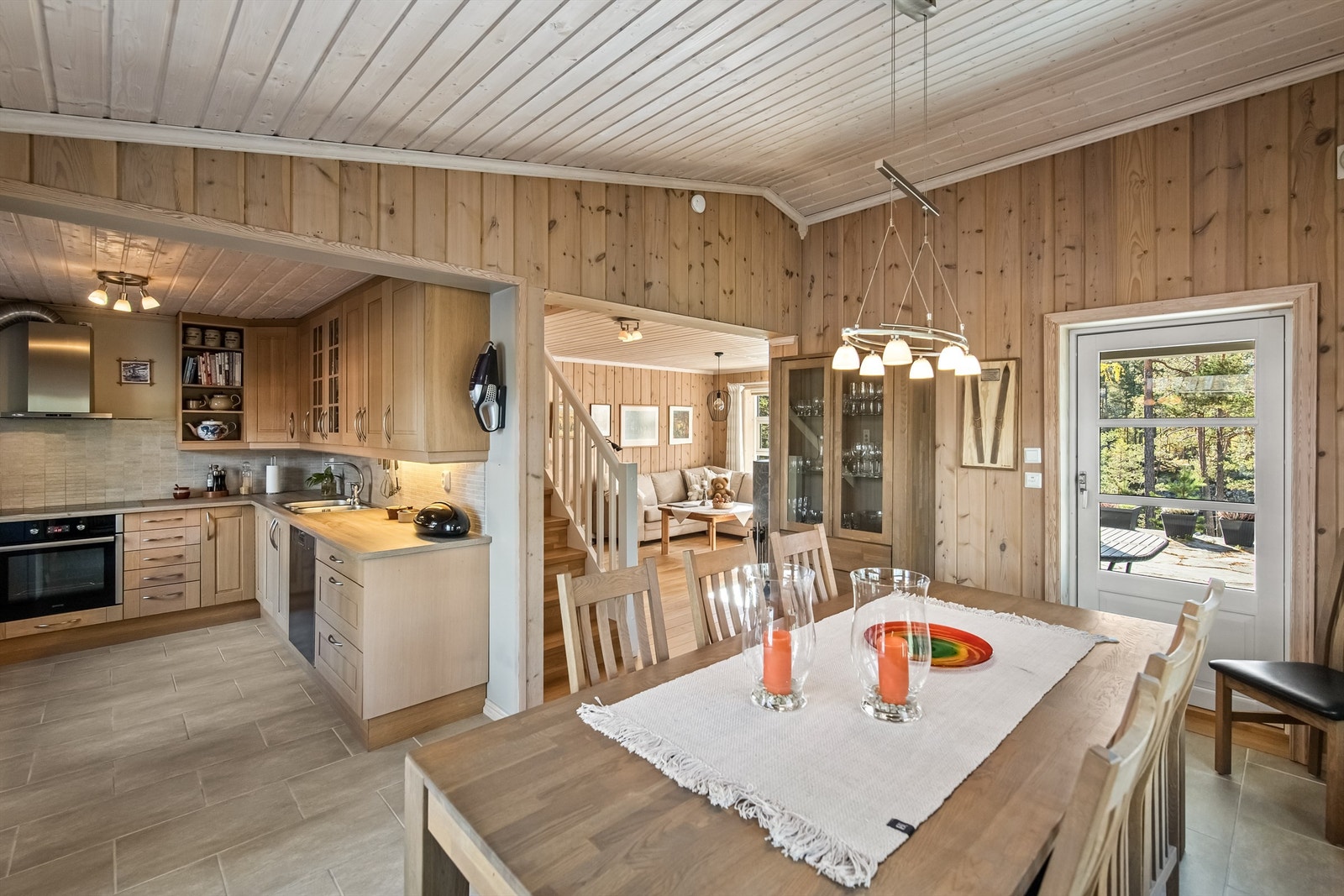 Kjøkken og spisestuen i naturlig tilknytning slik at man får en fin sosial sone Galleribilde