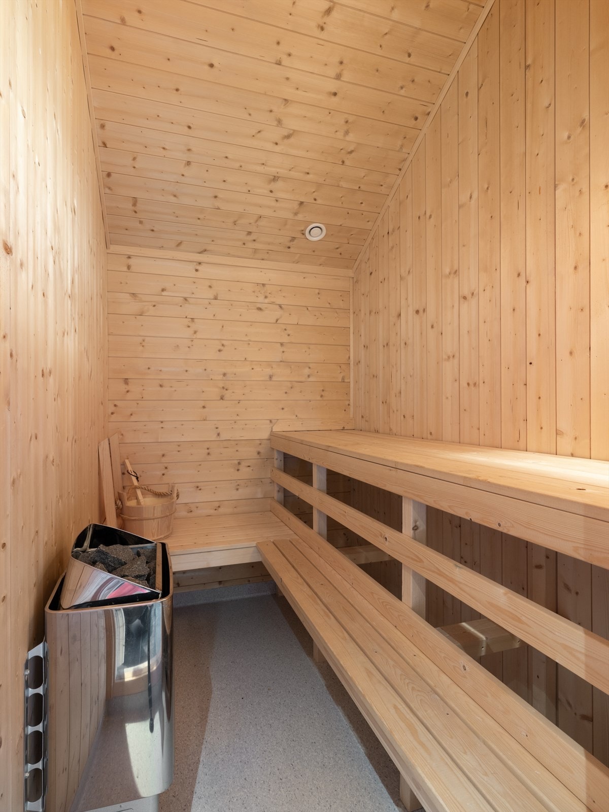 Badstue vegg i vegg med badet. Enkel adkomst direkte ut for snøbad. Galleribilde