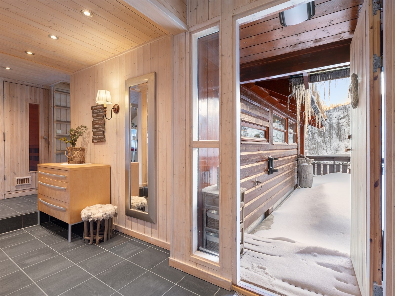 Fra gangen går det direkte dør ut til terrassen. Galleribilde