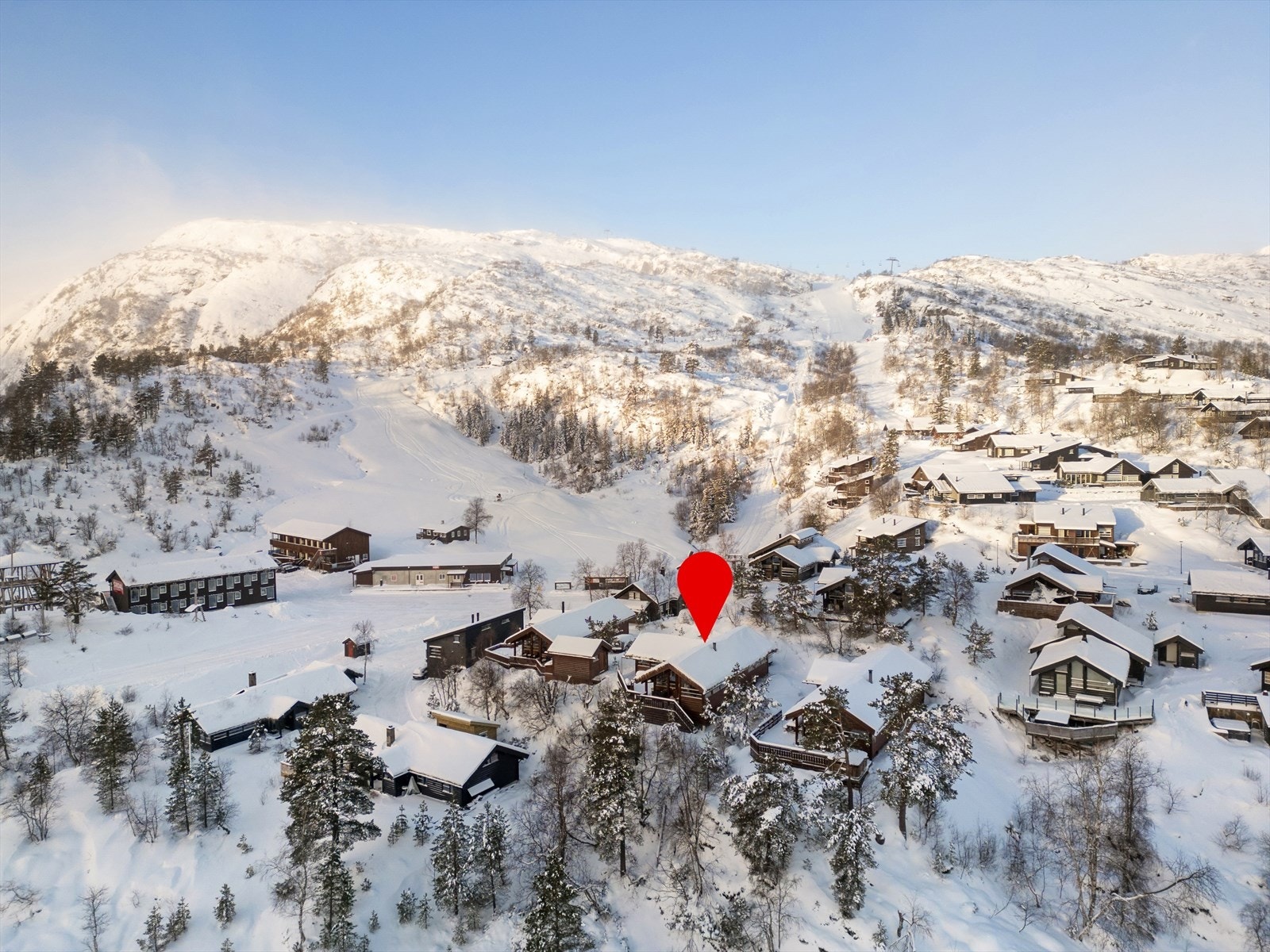 Fri beliggenhet mot Beinesvatnet i et meget attraktivt hyttefelt med enkel tilgang til Huldreheimen i Tjørhomfjellet skitrekk. Galleribilde