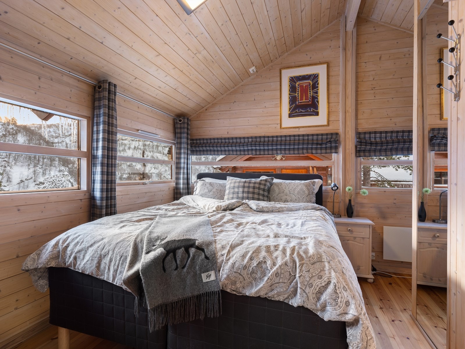 Direkte dør fra bad til stort soverom med plass til dobbeltseng og god garderobeplass. Galleribilde