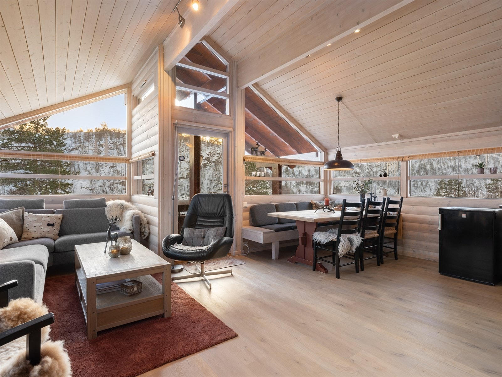 Herlige lysforhold med naturlig lys inn i rommet. Glassdør ut til terrasse. Galleribilde