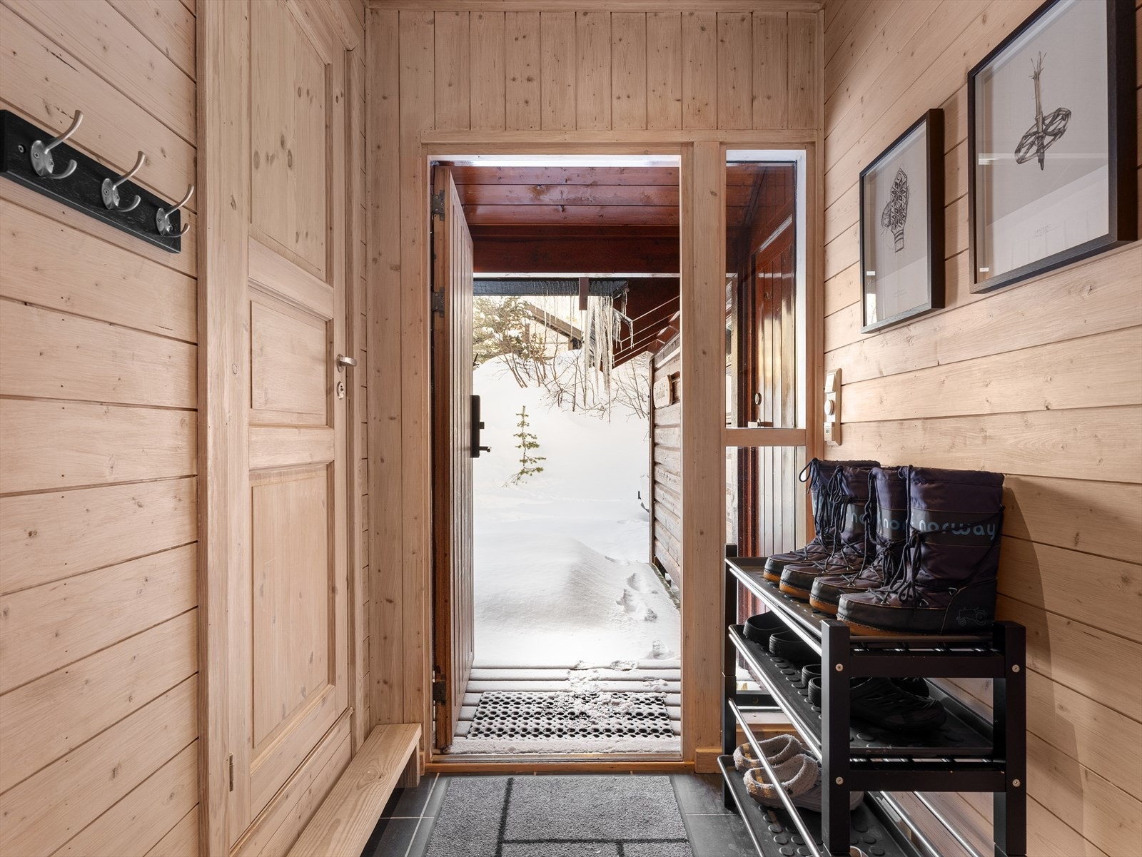 Entre/gang med plass til klær og sko. Fliser på gulv med varmekabler under. Galleribilde