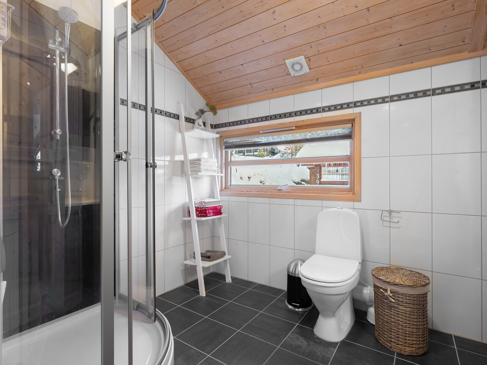 Fliser på gulv og vegg. Varmekabler i gulv Galleribilde