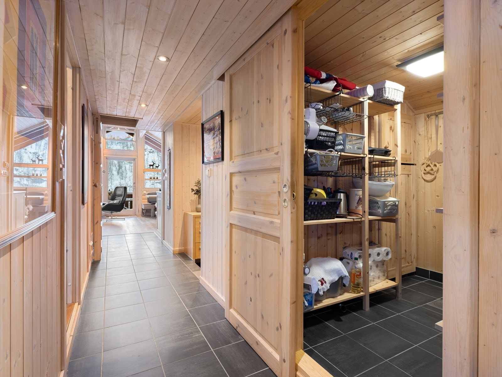 Skyvedør inn til praktisk bod til lagring av utstyr. Utgang direkte ut. Galleribilde