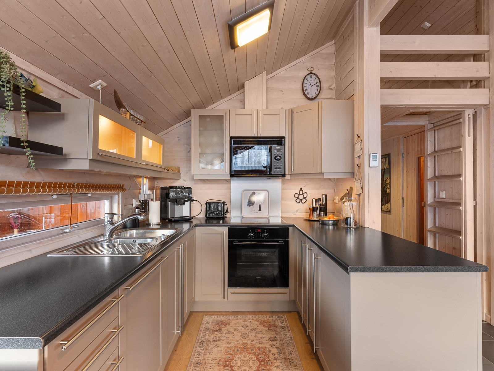 Praktisk og lekkert kjøkken med god lagringsplass i skuffer og skap. Galleribilde