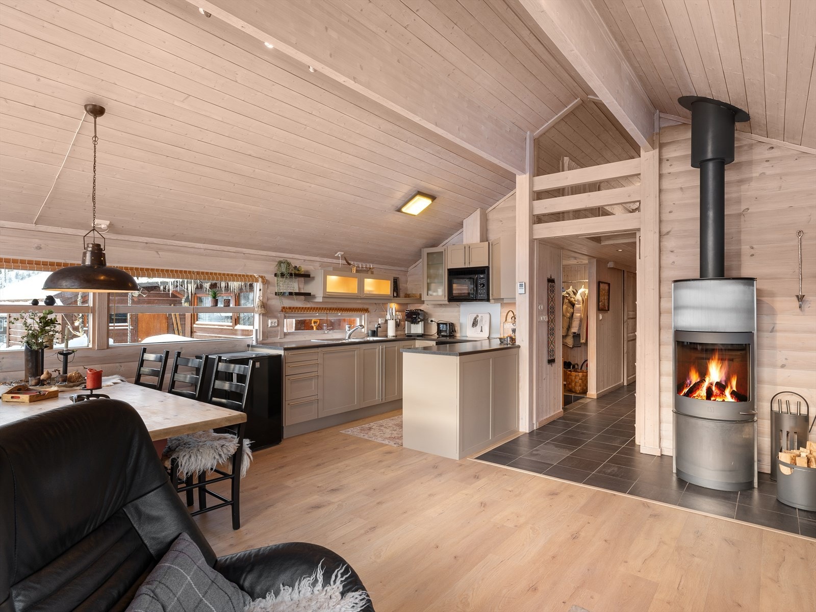 Flott enstavs eikeparkett på gulv og lysnet rundpanel. Galleribilde