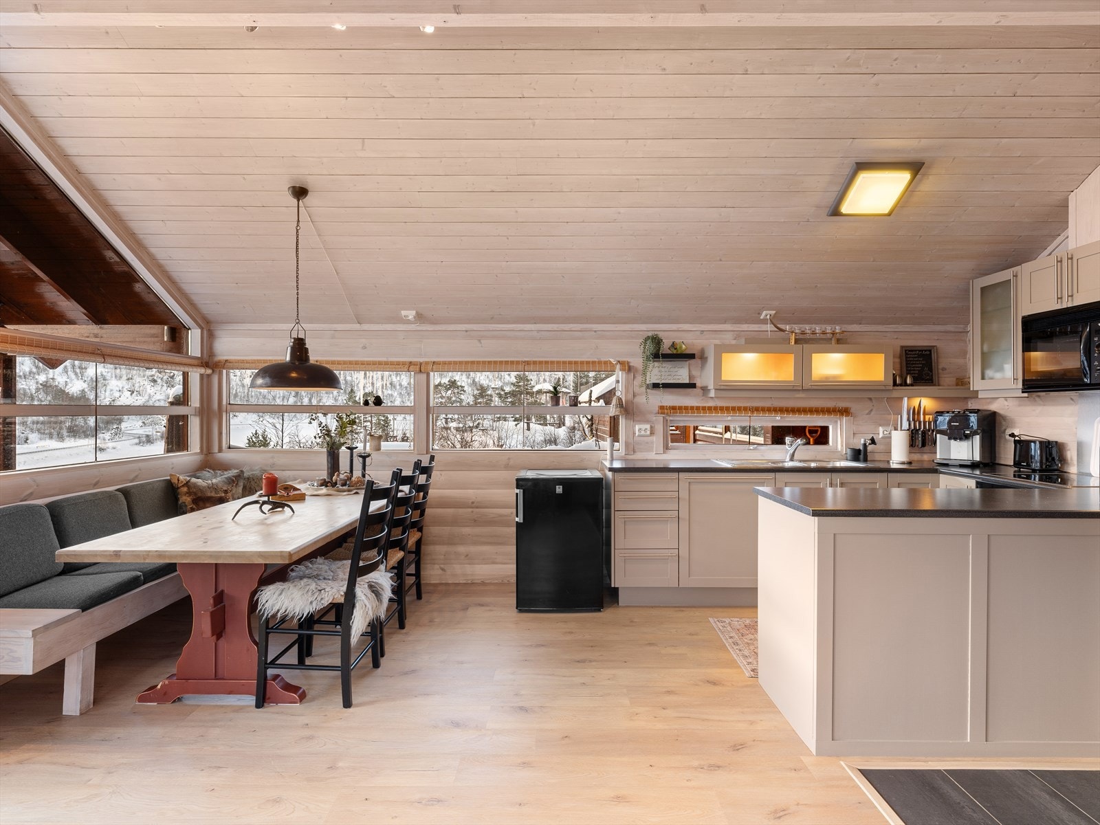 Stedsbygget benk til spisebord. Galleribilde