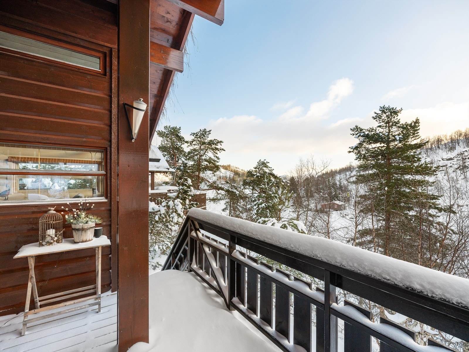 Opparbeidet med terrasser. Adkomst direkte ned til vannet fra terrassen. Galleribilde