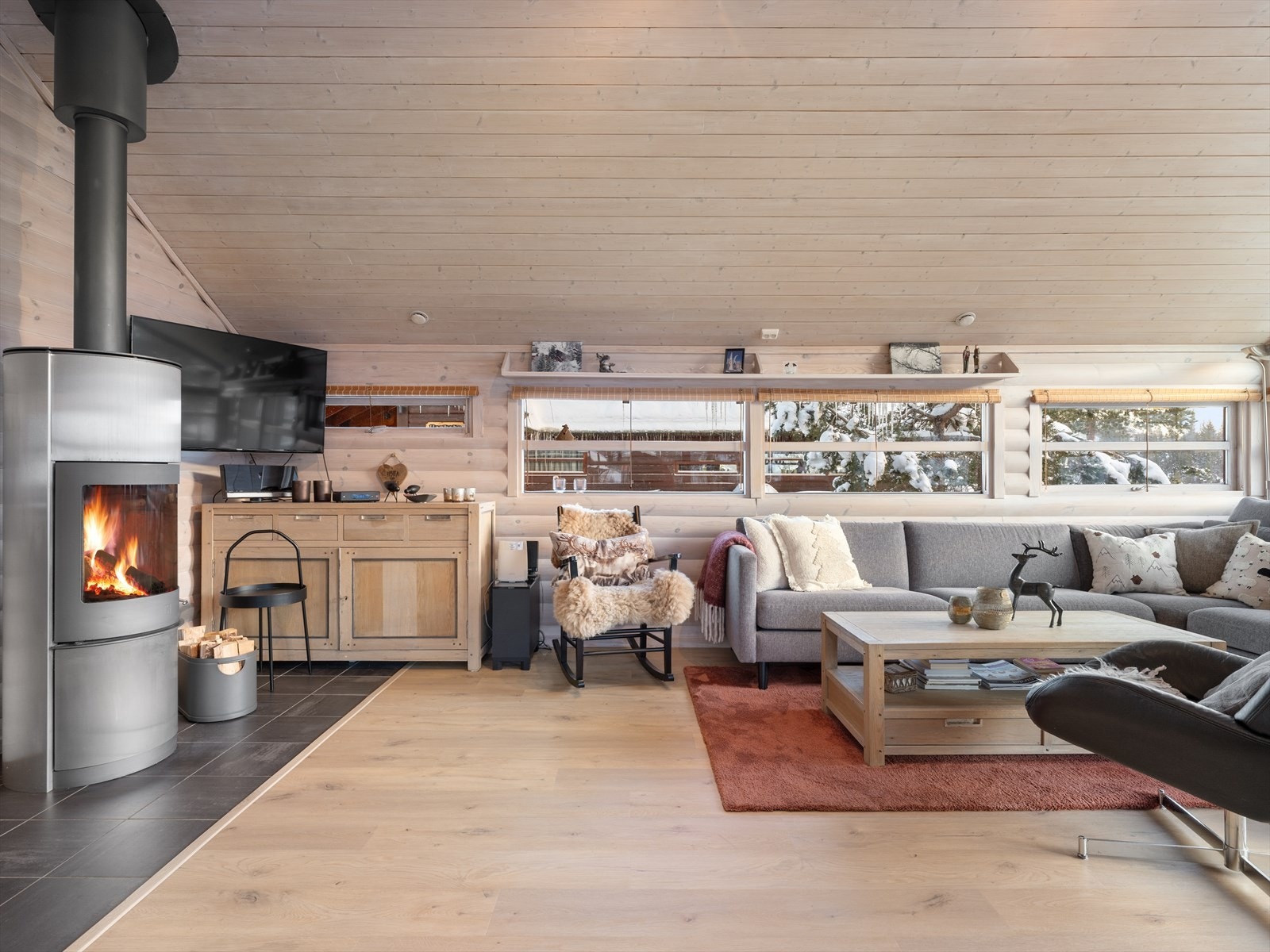 Vedovn med glassdør fint plassert i rommet. Galleribilde