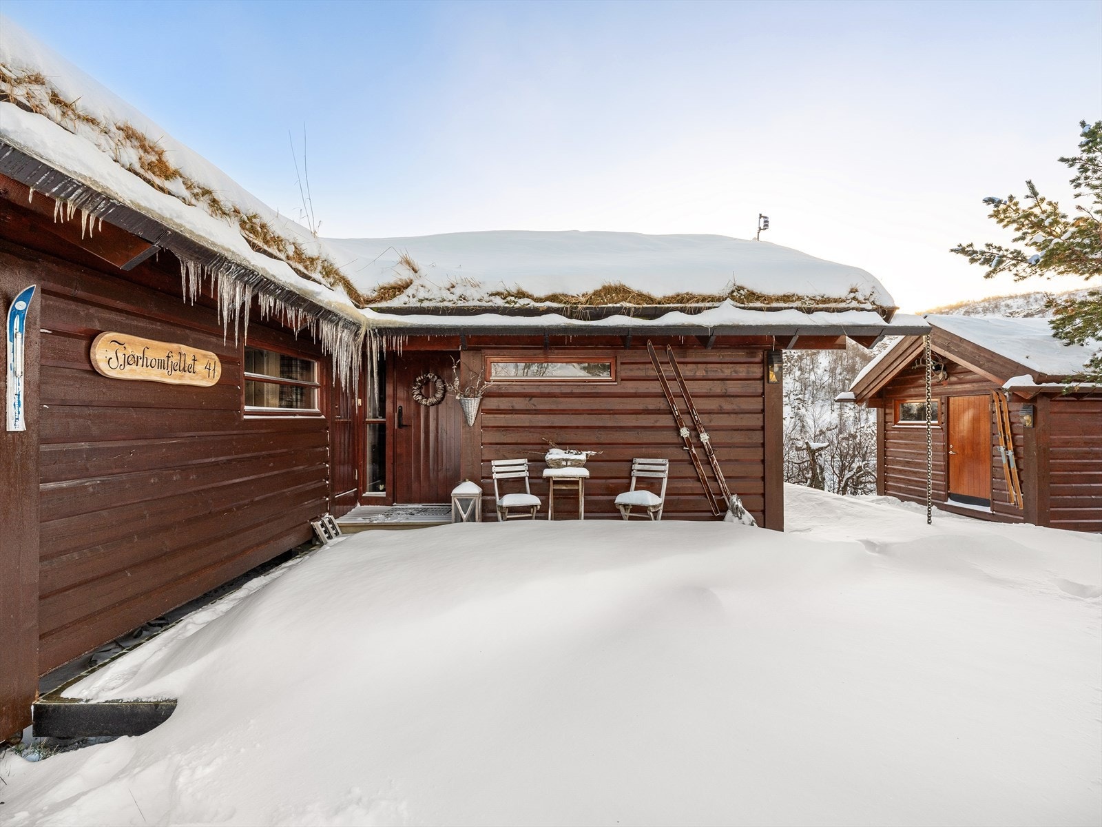 Inngangsparti bestående av dør til gang og til bi-inngang/bod. Galleribilde