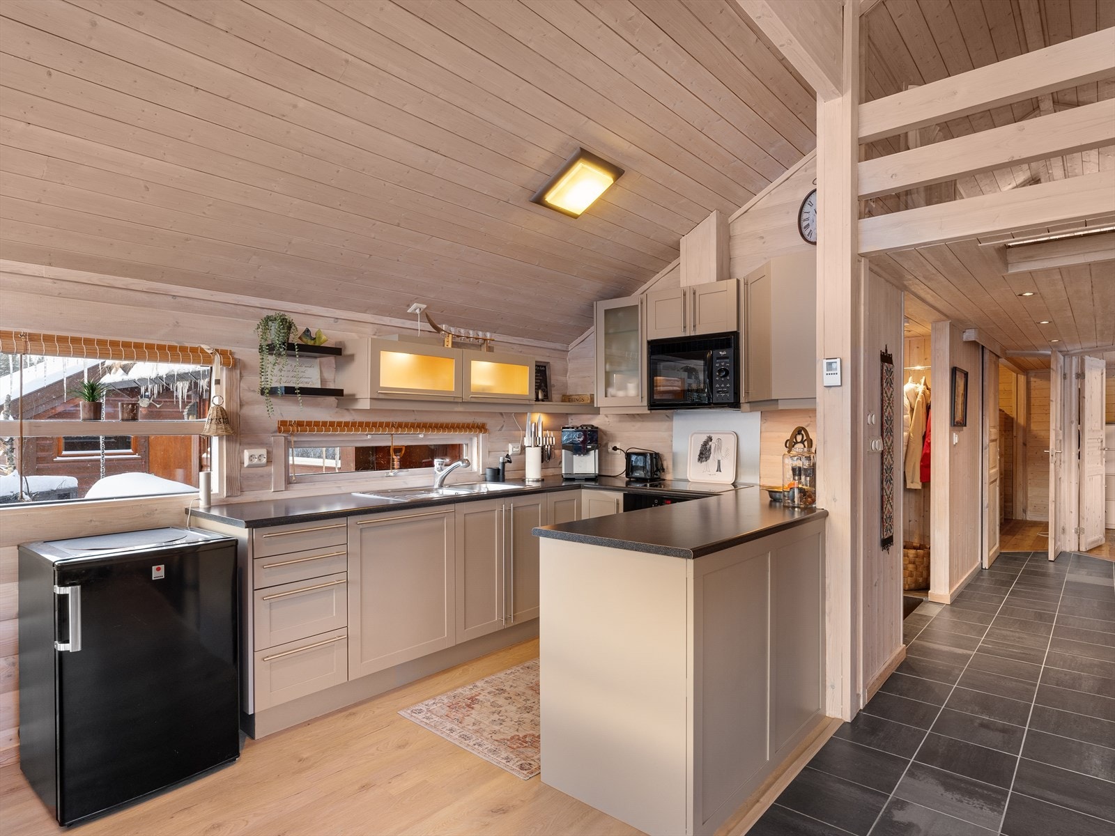 Naturlig lys inn over kjøkkenbenken Galleribilde