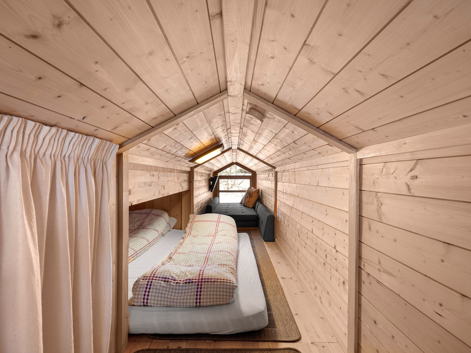 Stige opp til hems fra gangen. Galleribilde