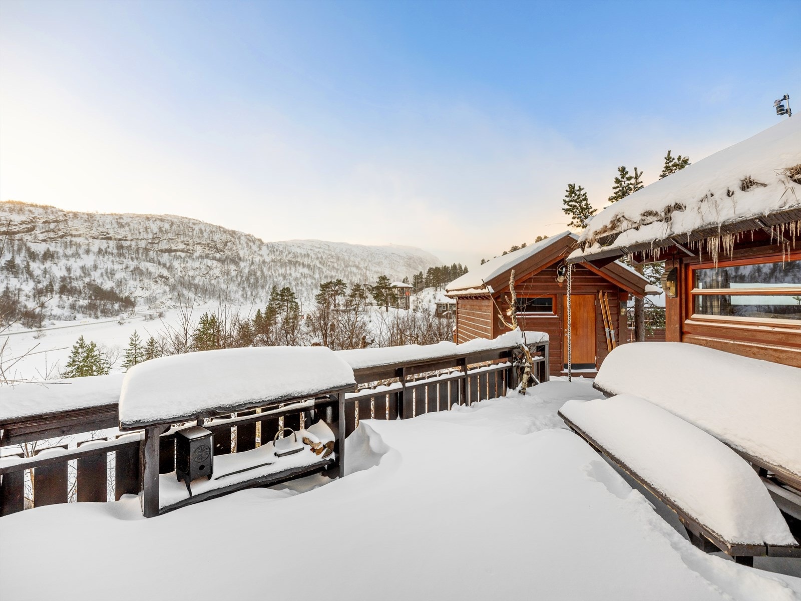 Det er bygget utvendig bod med ekstra god lagringsplass Galleribilde