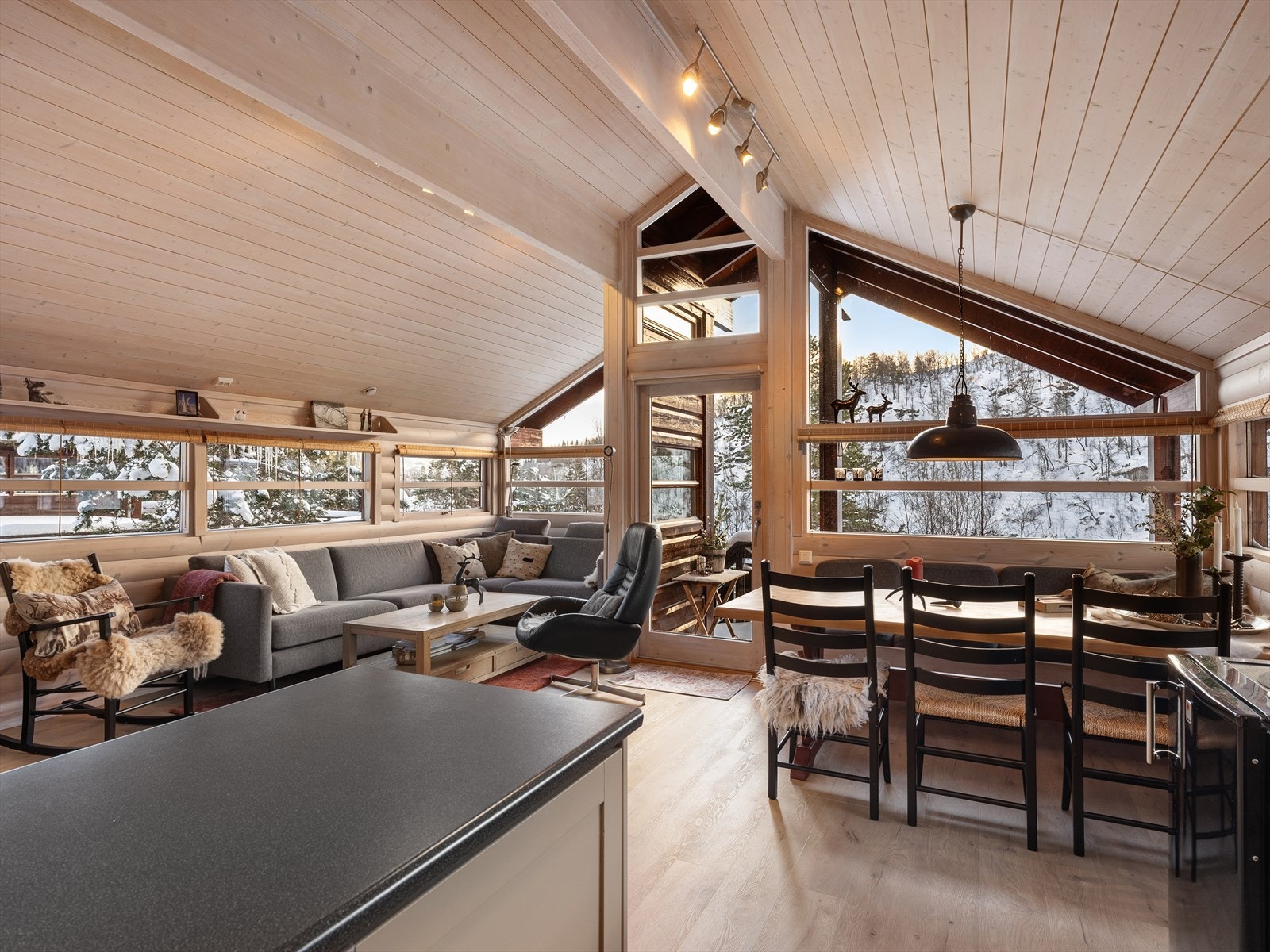 Det er plass til både sofagruppe og spisebord i rommet. Galleribilde