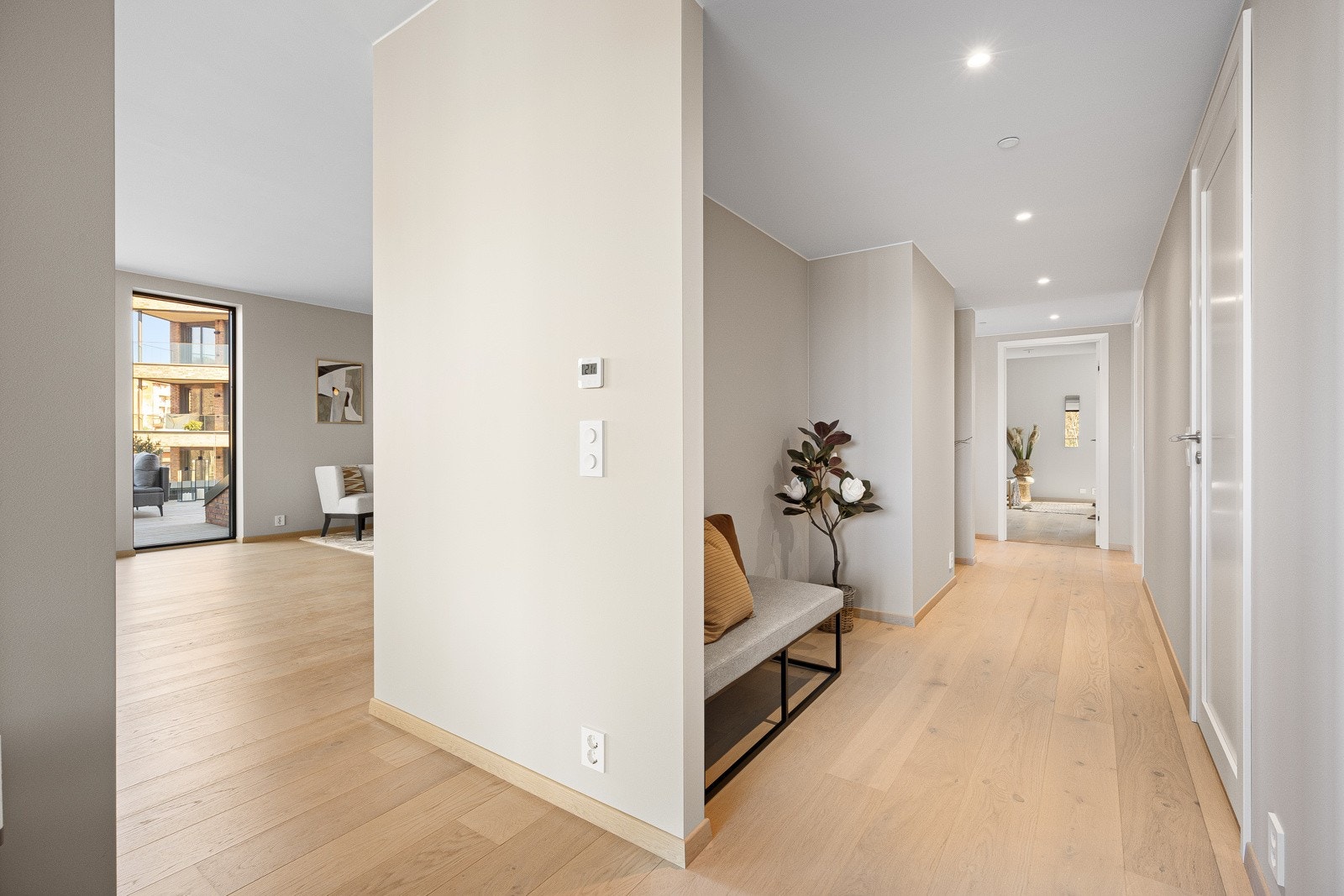 Leiligheten har dimbare downlights i mellomgangen. Galleribilde