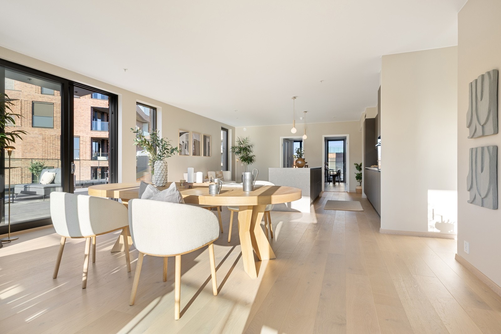 Allrommet har et møbleringsvennlig og luftig areal med store vinduer og stilrent materialvalg. Galleribilde