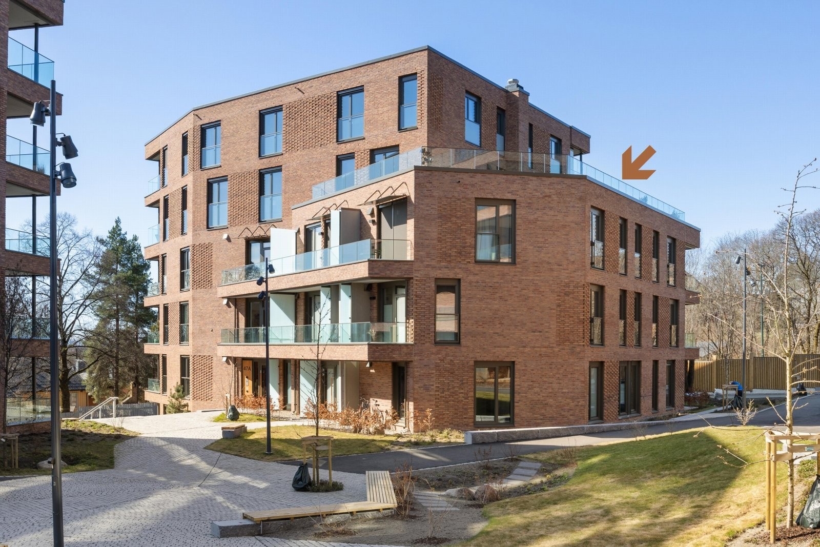 Leiligheten ligger høyt plassert i fjerde etasje i bygg D, og vender ut mot tunet i øst. Galleribilde