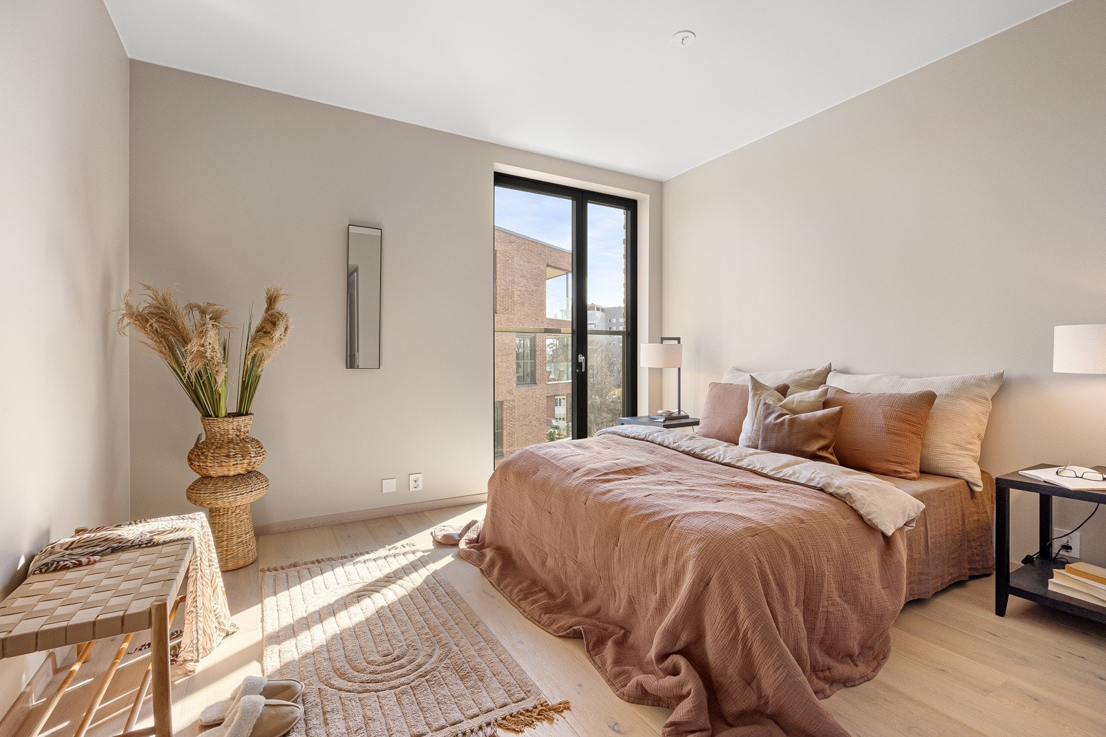 Leiligheten har tre soverom, to med utgang til terrassen og et hovedsoverom med fransk balkong. Galleribilde