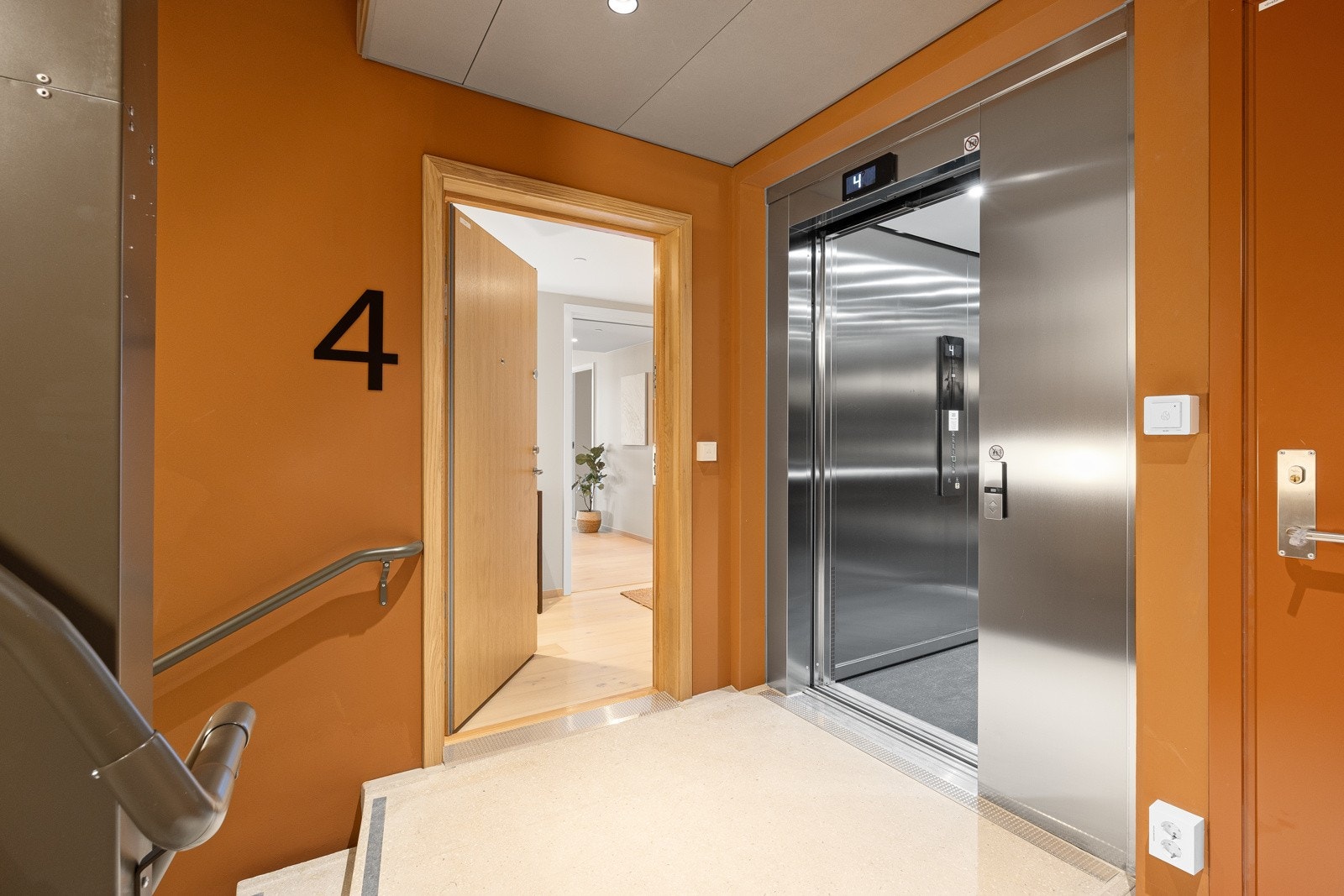 Bygget har heis til etasjene og representative oppganger med god belysning. Galleribilde