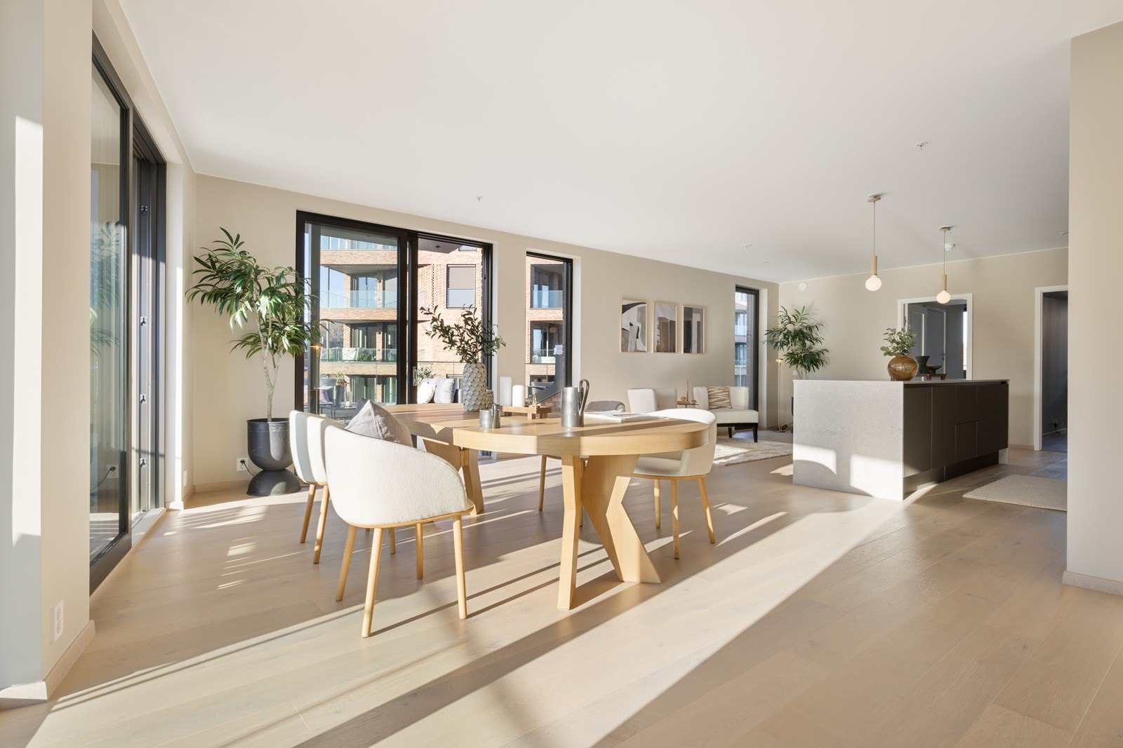 Lysbeige veggflater og listefri himling understreker den lette stemingen. Galleribilde