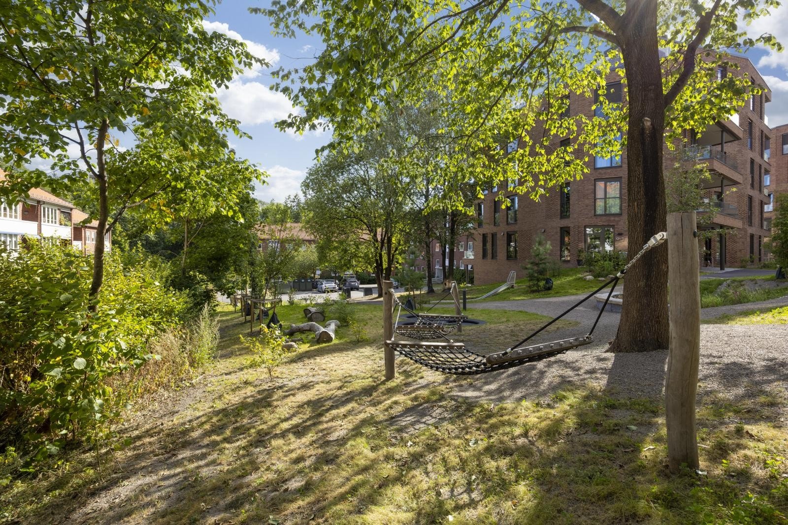 Opparbeidet og frodig borettslag. Galleribilde