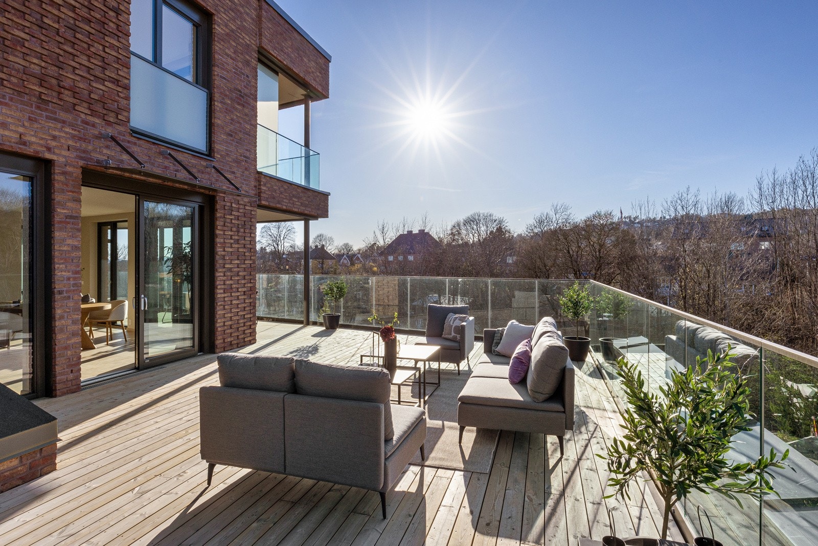 Terrassen byr på nydelig utsikt til Oslofjorden i vest, Holmenkollen i nord og til et flott opparbeidet tun på østsiden. Galleribilde