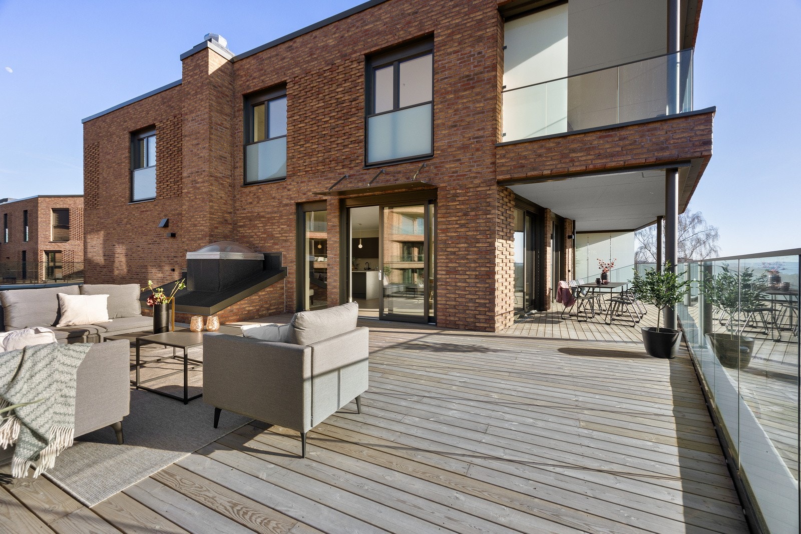 Takterrassen omkranser leiligheten mot nord, øst og vest, med god plass til flere møbelgrupper. Galleribilde