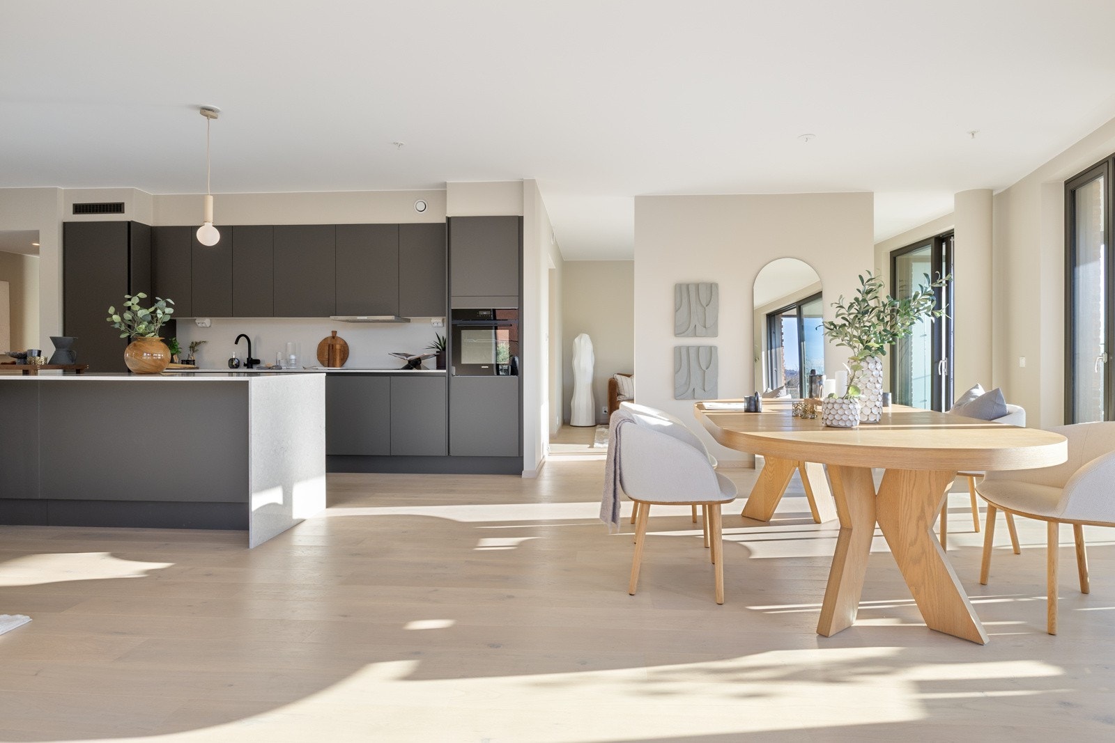 Kjøkkenet fra HTH er plasstilpasset med takoppforede overskap for et skreddersydd uttrykk. Galleribilde