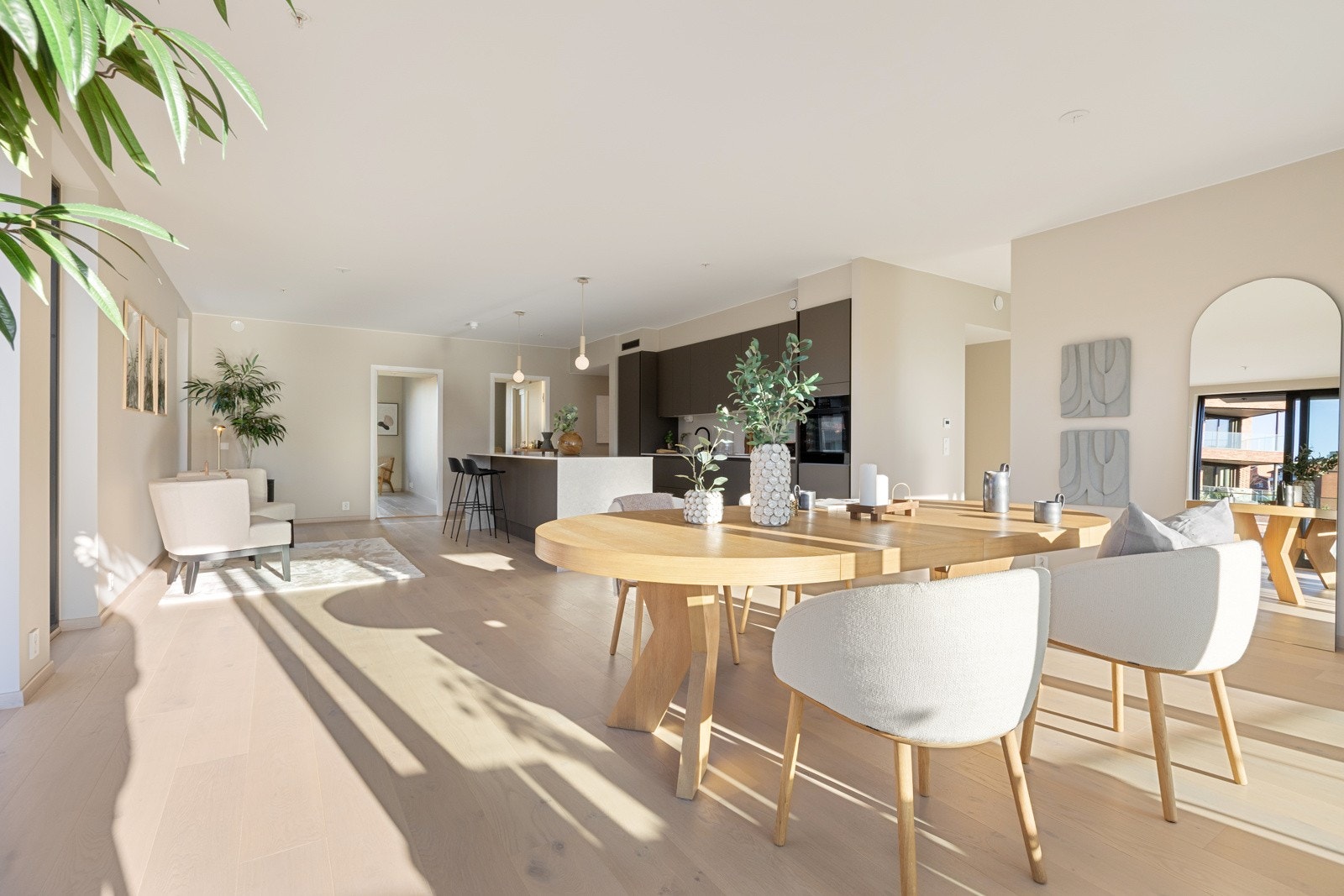 Rommet har takhøyde på 2,6 meter og bades i dagslys fra høye vinduer og terrassedører mot nord og vest. Galleribilde