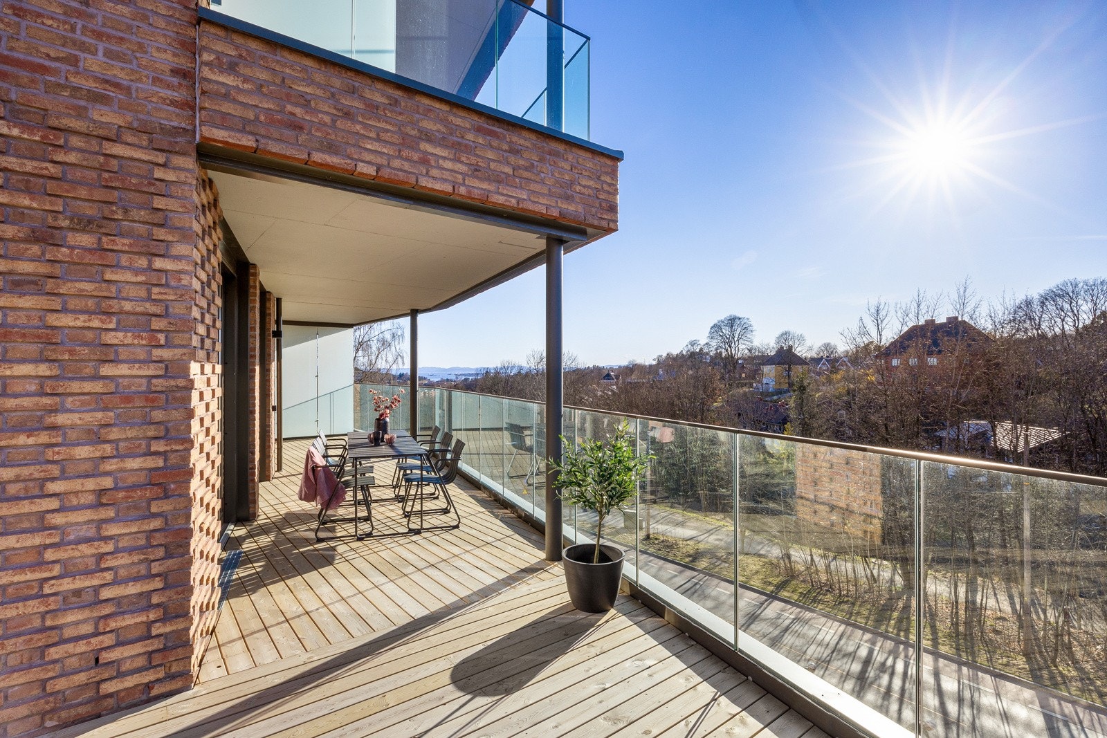 Mot vest er terrassen overbygd og har utsikt helt til Oslofjorden i horisonten. Galleribilde