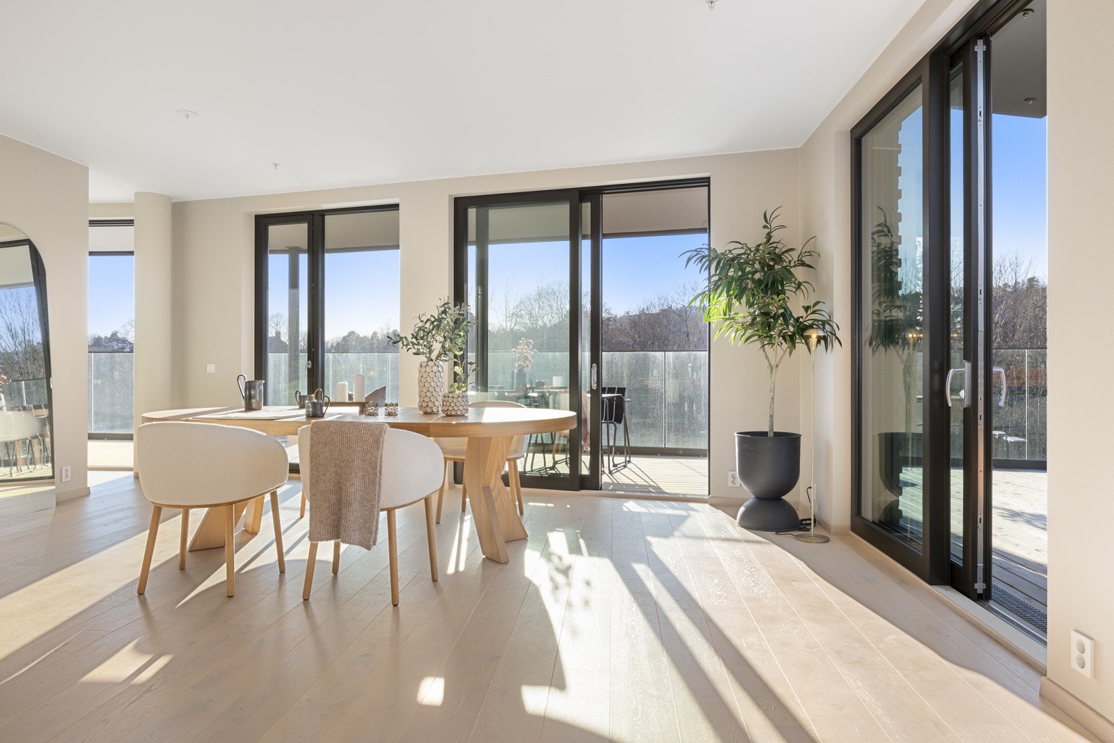 Det er god plass til spisestue med mer i den luftige sonen ved kjøkkenet. Sommerstid forlenges rommet med 144 kvm. Galleribilde