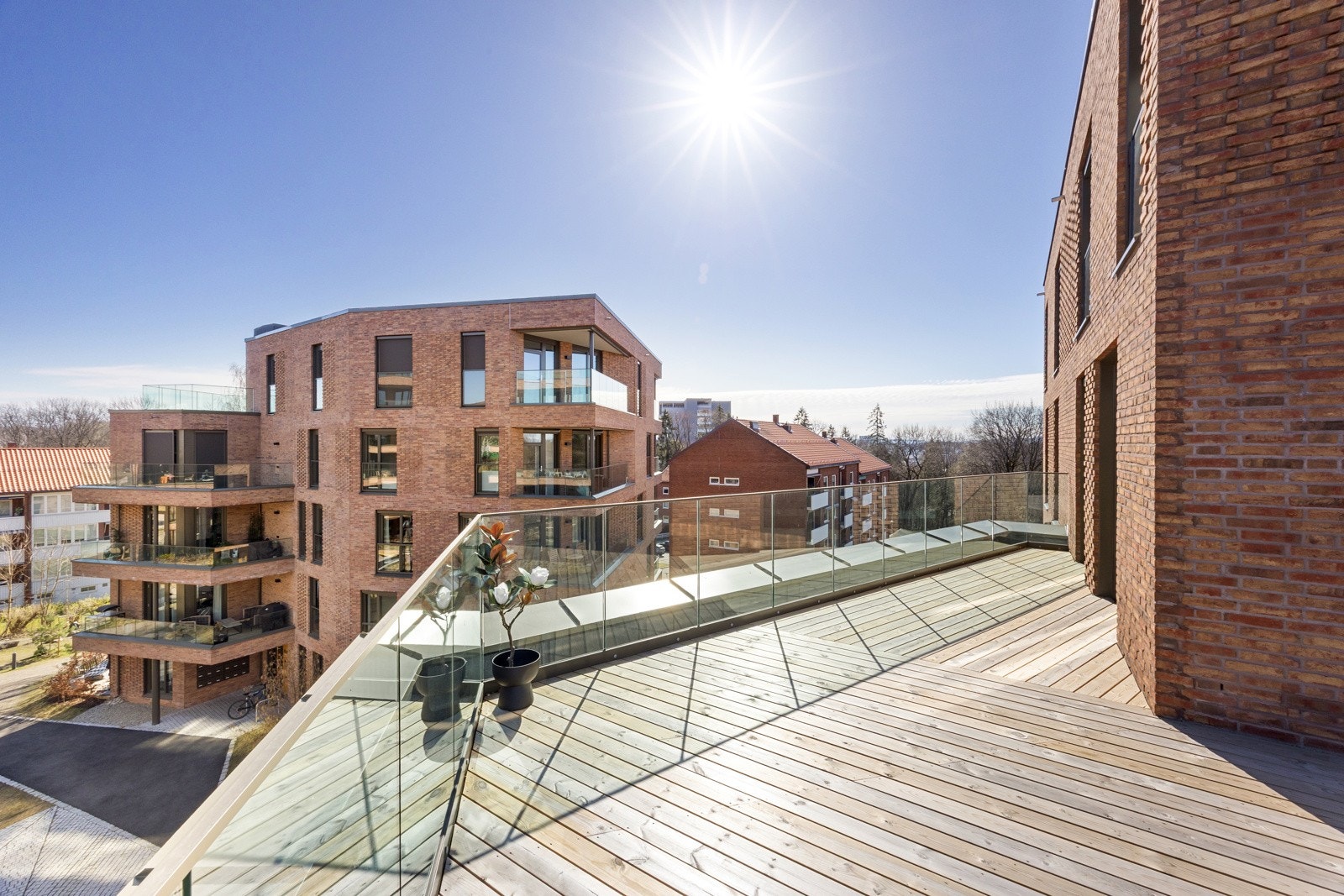 Glassrekkverk understreker den flotte størrelsen og gir fri sikt. Galleribilde