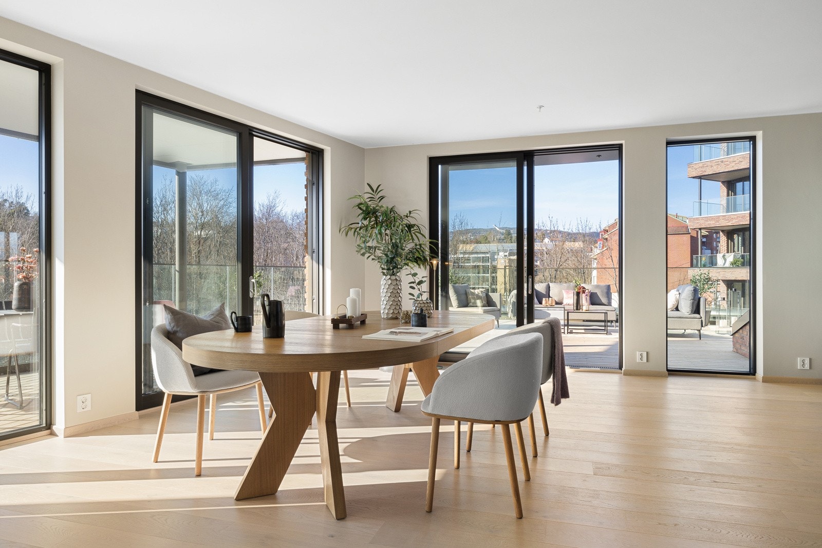 Den flotte terrassen utenfor er spektakulær og legger til rette for både sommerfester og hjemmeferie. Galleribilde