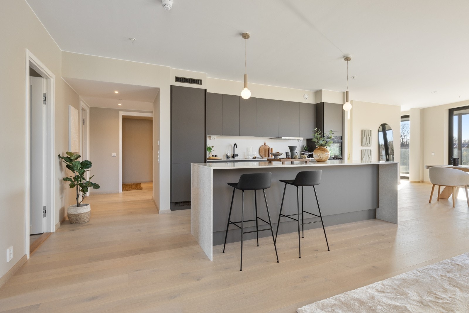 Kjøkkenet gir et skreddersydd og påkostet inntrykk med stilren innredning fra HTH. Galleribilde