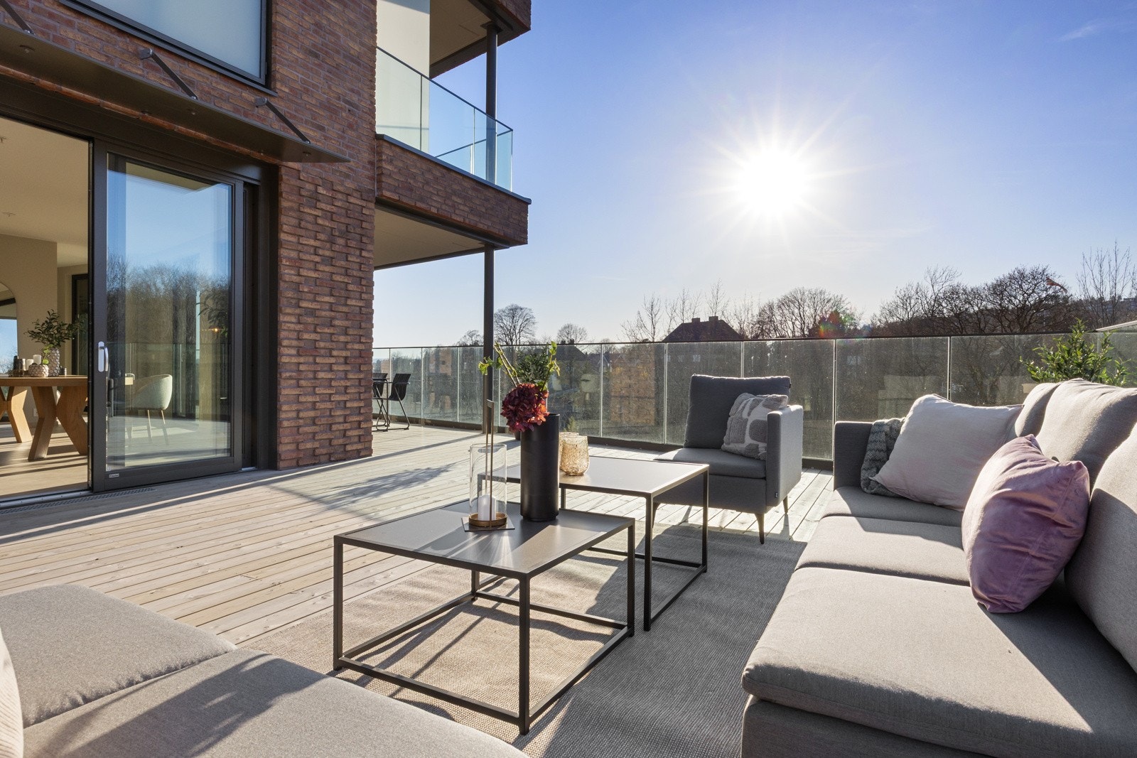 Nærområdet rammes inn av skogsområdene langs Makrellbekken i vest, samt Hoffselva og Smestaddammene i øst. Galleribilde