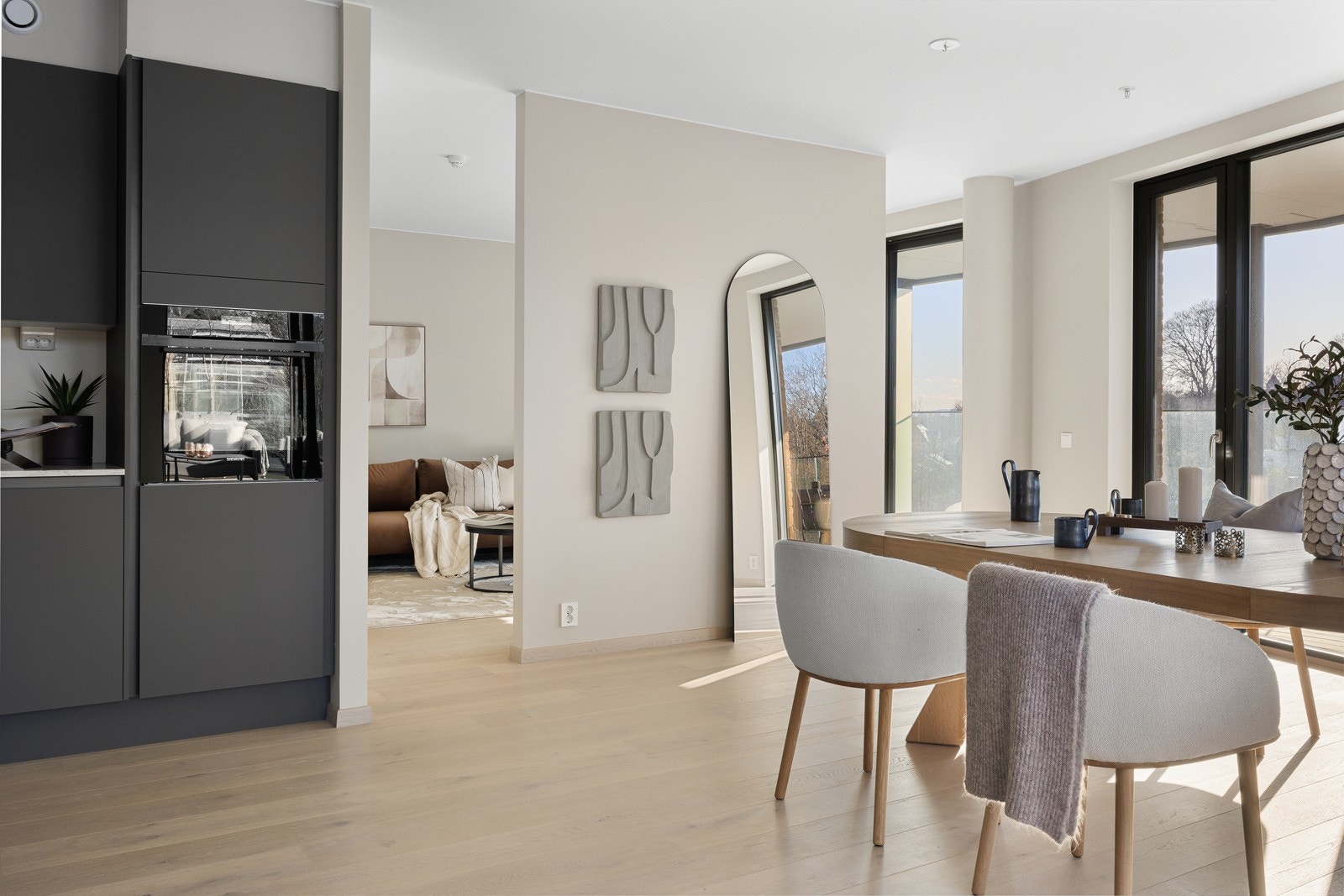 Kjøkkenet har integrert stekeovn med pyrolyse, induksjonstopp, kombiskap og oppvaskmaskin fra Siemens. Galleribilde