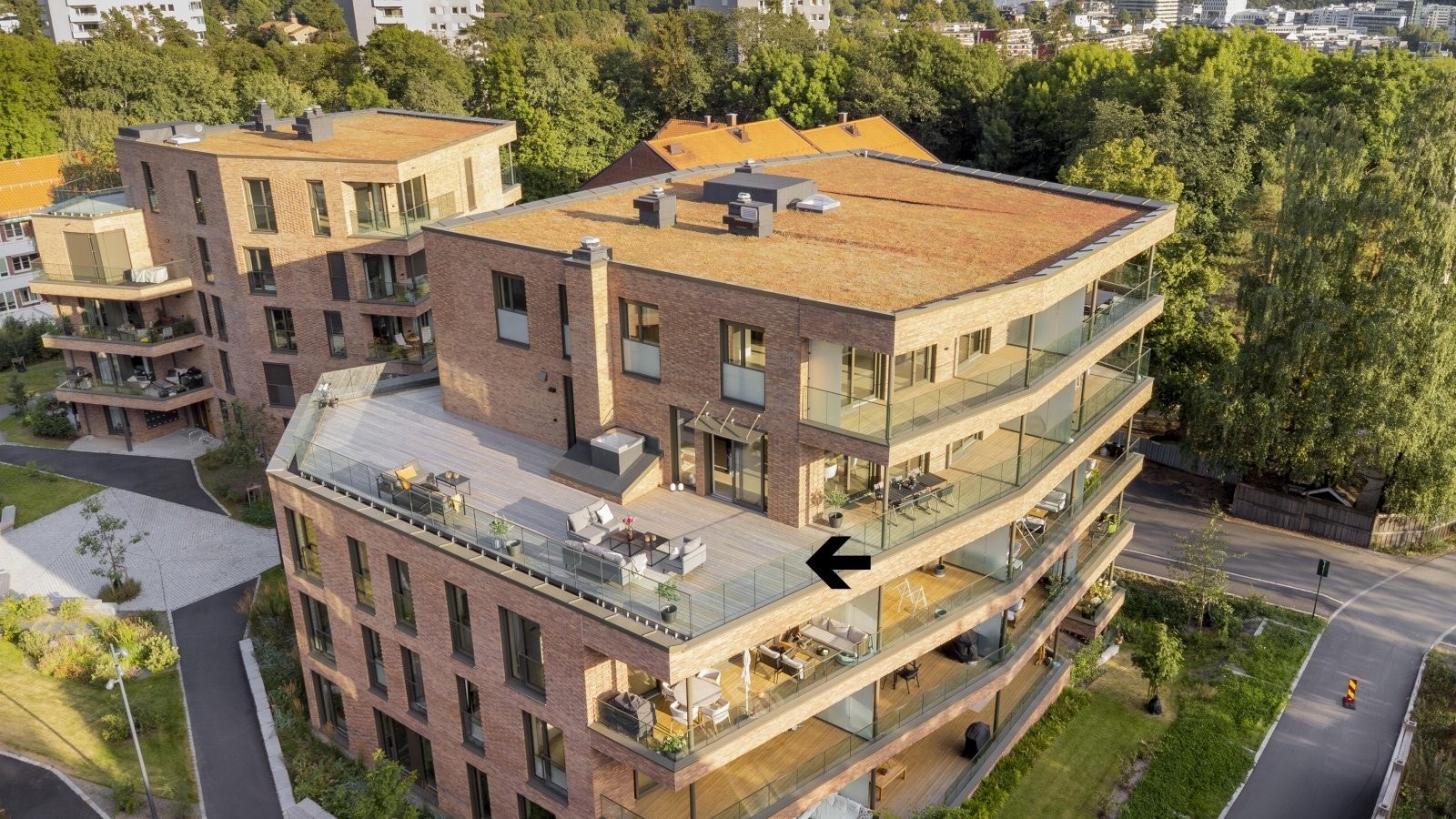 Leiligheten omkranses av en stor, solrik imponerende takterrasse på ca.144 kvm, vendt mot nord, vest og øst. Galleribilde