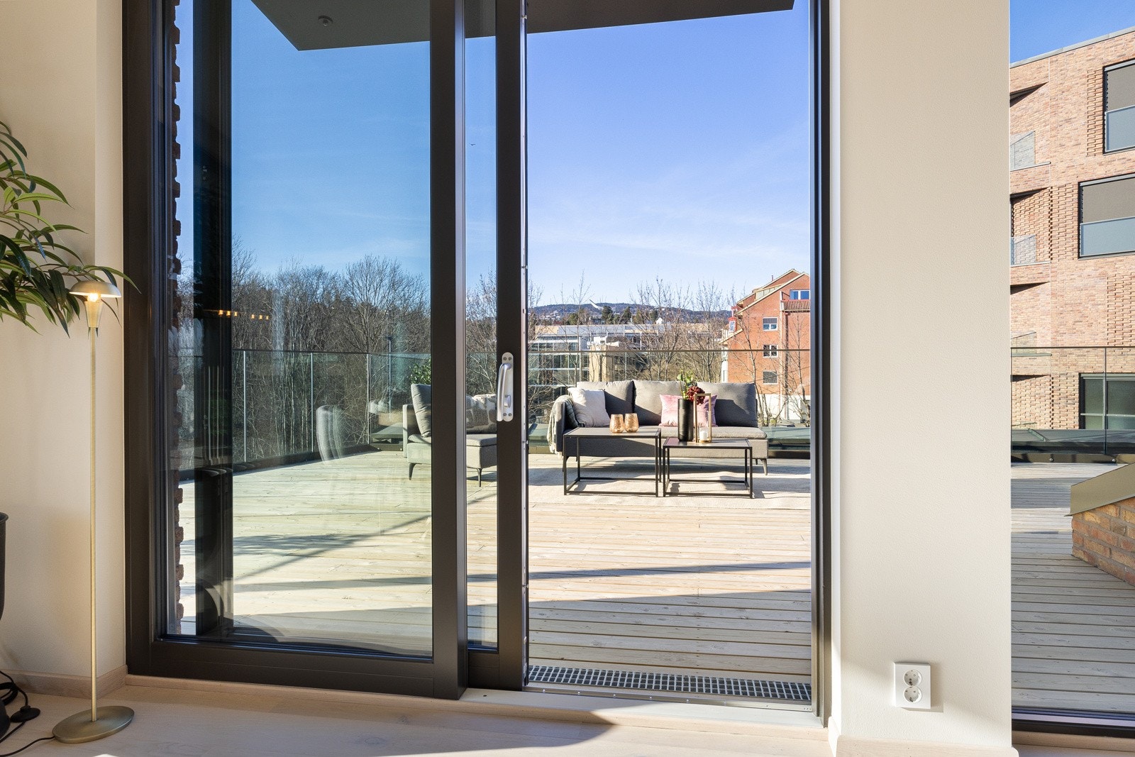 De høye skyvedørene gir god kontakt mellom inne og ute. Galleribilde